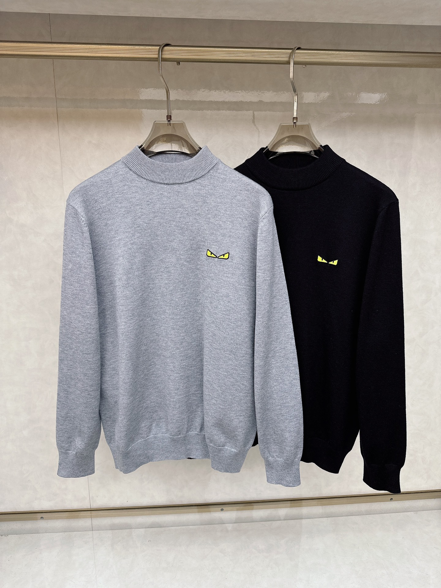 NO:627746,Fendi 2025FW men's autumn and winter base layer sweater is a casual daily wear item!  The upper body is flattering to the body, and the customized fabrics perfectly integrate fashion aesthetics and new urban business and casual concepts. Different styles are available for you to choose. It will never go out of style. One piece unlocks a variety of styles. Simple but not simple, details show quality. Temperature and grace, I want it. Break the routine and dress yourself. Trends are fleeting, but style is eternal. Light and comfortable, free of movement. Full of aura, the must-have shirt for the workplace leads the trend, wears your attitude, is not afraid of challenges, youthful vitality, cost-effective choice  The whole body interprets Italian sophistication and outdoor functional style to the extreme, both solemn and harmonious, creating a unique style item. The overall outline tends to be simple, and the individual and yuppie detail processing enriches the overall vision. The wardrobe is perfect for business and leisure and has a high attendance rate!  It's something you can meet but can't ask for!  48-56,,fendi,alexander wang19860909芬迪 2025FW男士秋冬 打底外穿 针织衫休闲日常穿搭单品！上身修饰身形、定制面料将时装美学和新都市商务休闲概念完美融合,不同风格任你选,永不过时 一件,解锁百变风格 简约而不简单,细节彰显品质.温度与风度,我都要.打破常规,穿出自我.潮流易逝,风格永存 轻便舒适,活动自如.气场全开,职场必备战袍引领潮流,穿出你的态度 无惧挑战 青春活力,性价比之选 通体将意式的干练和户外功能性风格极致诠释,亦庄亦谐,塑造出别具一格的造型单品,整体轮廓趋于简约风格,颇为个性且雅痞的细节处理,丰富了整体视觉.衣橱商务休闲绝佳的高出勤率！可遇而不可求！48-56,,fendi,alexander wang,Men's clothing