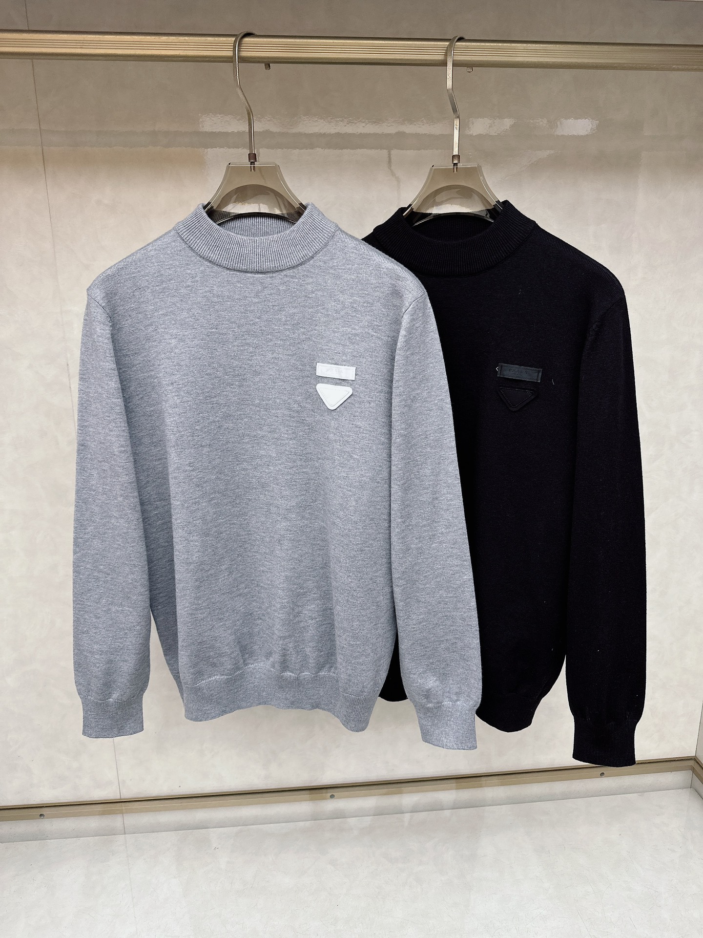 NO:627754,Prada 2025FW men's autumn and winter base layer sweater is a casual daily wear item!  The upper body is flattering to the body, and the customized fabrics perfectly integrate fashion aesthetics and new urban business and casual concepts. Different styles are available for you to choose. It will never go out of style. One piece unlocks a variety of styles. Simple but not simple, details show quality. Temperature and grace, I want it. Break the routine and dress yourself. Trends are fleeting, but style is eternal. Light and comfortable, free of movement. Full of aura, the must-have shirt for the workplace leads the trend, wears your attitude, is not afraid of challenges, youthful vitality, cost-effective choice  The whole body interprets Italian sophistication and outdoor functional style to the extreme, both solemn and harmonious, creating a unique style item. The overall outline tends to be simple, and the individual and yuppie detail processing enriches the overall vision. The wardrobe is perfect for business and leisure and has a high attendance rate!  It's something you can meet but can't ask for!  48-56,,prada,alexander wang19860909普拉达 2025FW男士秋冬 打底外穿 针织衫休闲日常穿搭单品！上身修饰身形、定制面料将时装美学和新都市商务休闲概念完美融合,不同风格任你选,永不过时 一件,解锁百变风格 简约而不简单,细节彰显品质.温度与风度,我都要.打破常规,穿出自我.潮流易逝,风格永存 轻便舒适,活动自如.气场全开,职场必备战袍引领潮流,穿出你的态度 无惧挑战 青春活力,性价比之选 通体将意式的干练和户外功能性风格极致诠释,亦庄亦谐,塑造出别具一格的造型单品,整体轮廓趋于简约风格,颇为个性且雅痞的细节处理,丰富了整体视觉.衣橱商务休闲绝佳的高出勤率！可遇而不可求！48-56,,prada,alexander wang,Men's clothing