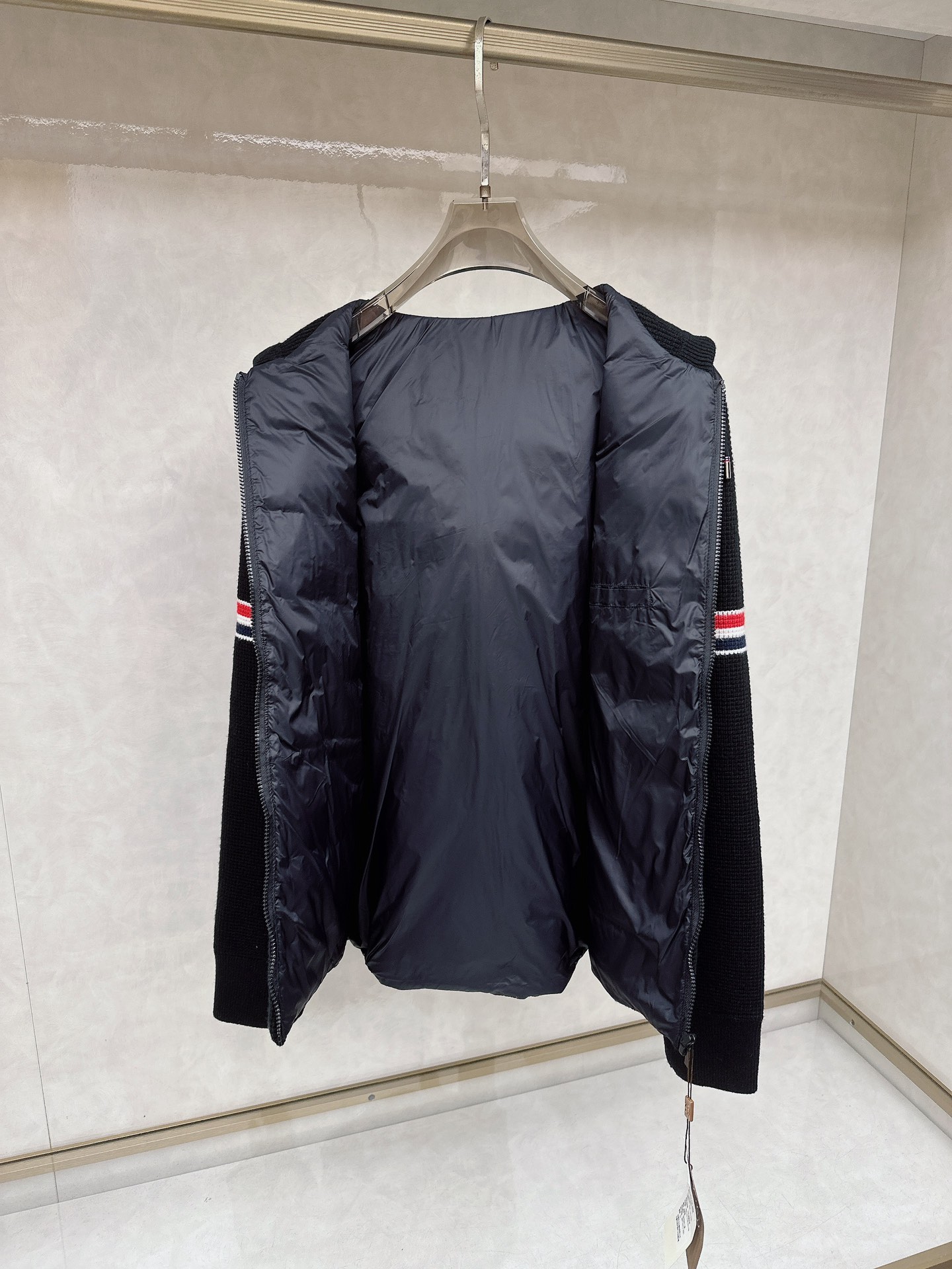 TB Tommy冬季限定针织拼接立领情侣羽绒服面料采用超柔 羽绒胆布面料 手感舒适轻柔 拼接采用高密度全