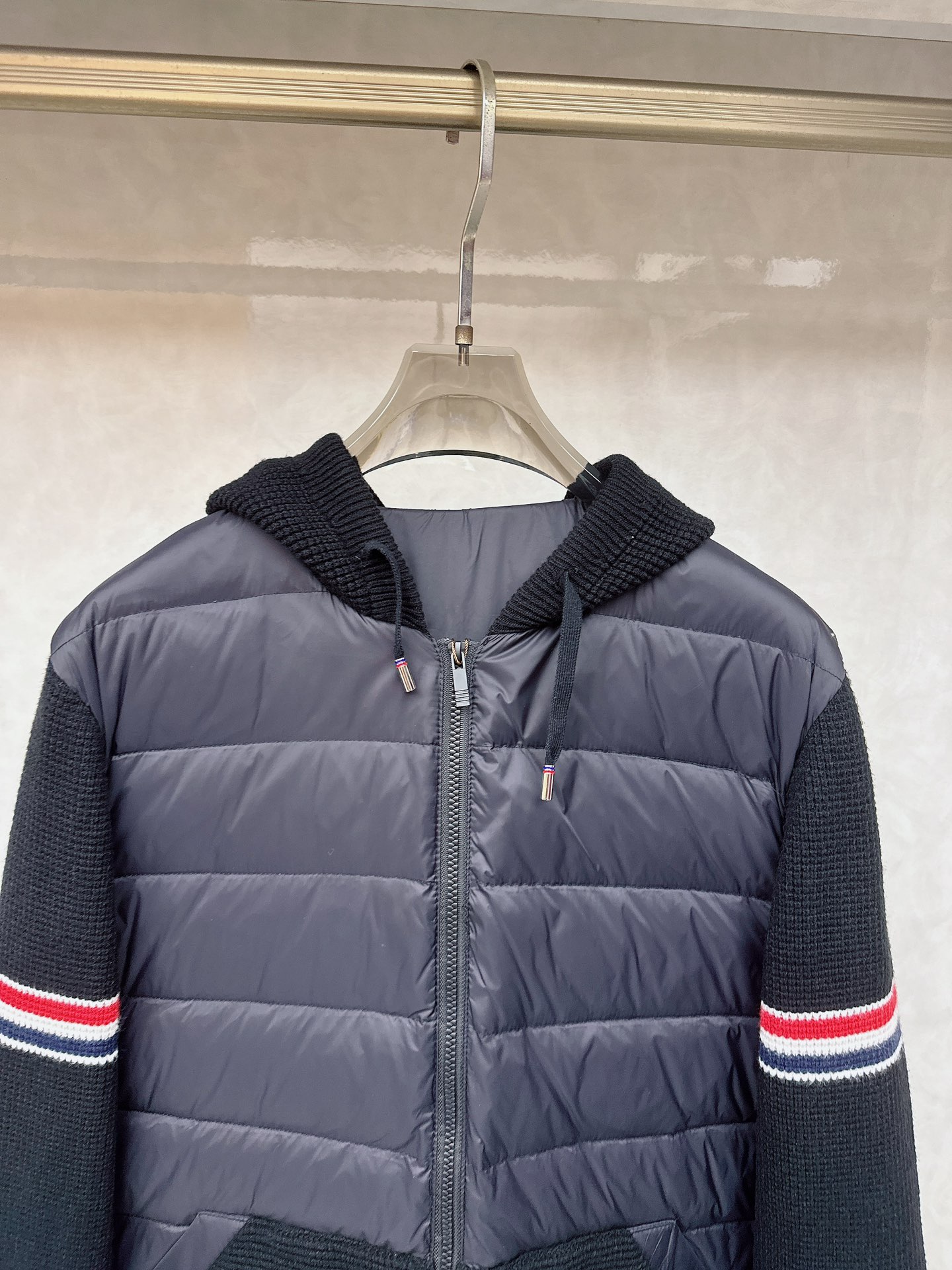 TB Tommy冬季限定针织拼接立领情侣羽绒服面料采用超柔 羽绒胆布面料 手感舒适轻柔 拼接采用高密度全