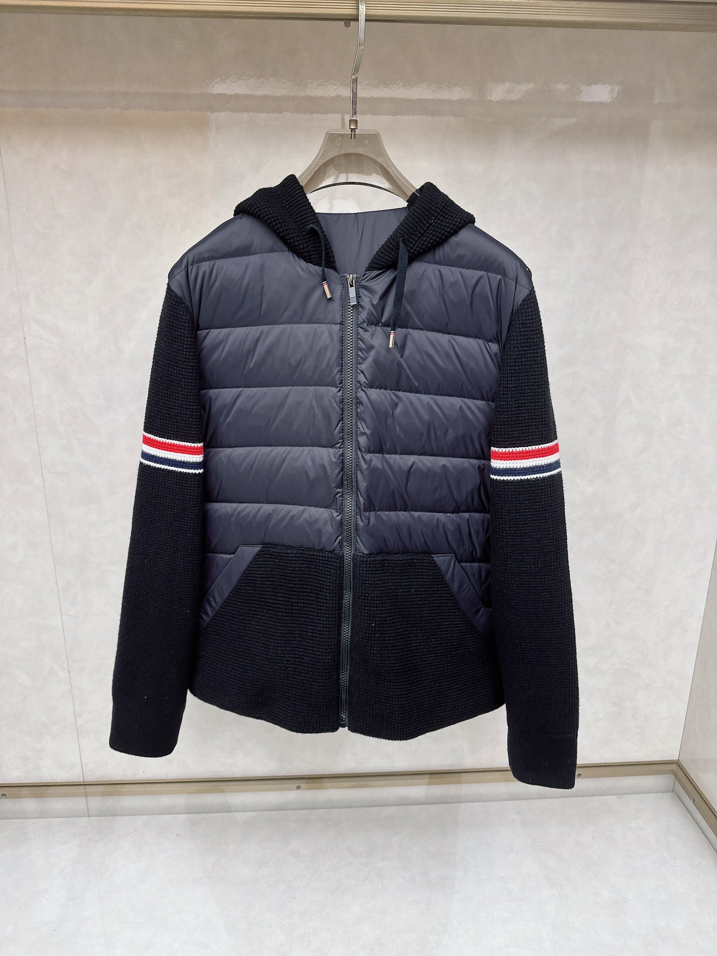 NO:627762,TB Tommy's winter limited knitted splicing stand-collar couple's down jacket. The fabric is made of super soft down gallbladder fabric. It feels comfortable and soft. The splicing is made of high-density cotton blended knitted wool technology. It does not pill and does not fade. Customized three-dimensional silicone logo brand. Original version. Ultra-high fill power 90 white duck down. Keeps you cold and warm in one piece for winter. Couple style M-2XL,,tom ford,down jacket,alexander wang19860909TB Tommy冬季限定针织拼接立领情侣羽绒服 面料采用超柔 羽绒胆布面料 手感舒适轻柔 拼接采用高密度全棉混纺针织毛线工艺 不起球不褪色 定制立体硅胶logo牌 原版 超高蓬松度90白鸭绒 御寒保暖一件过冬 情侣款M-2XL,,tom ford,down jacket,alexander wang,Men's clothing