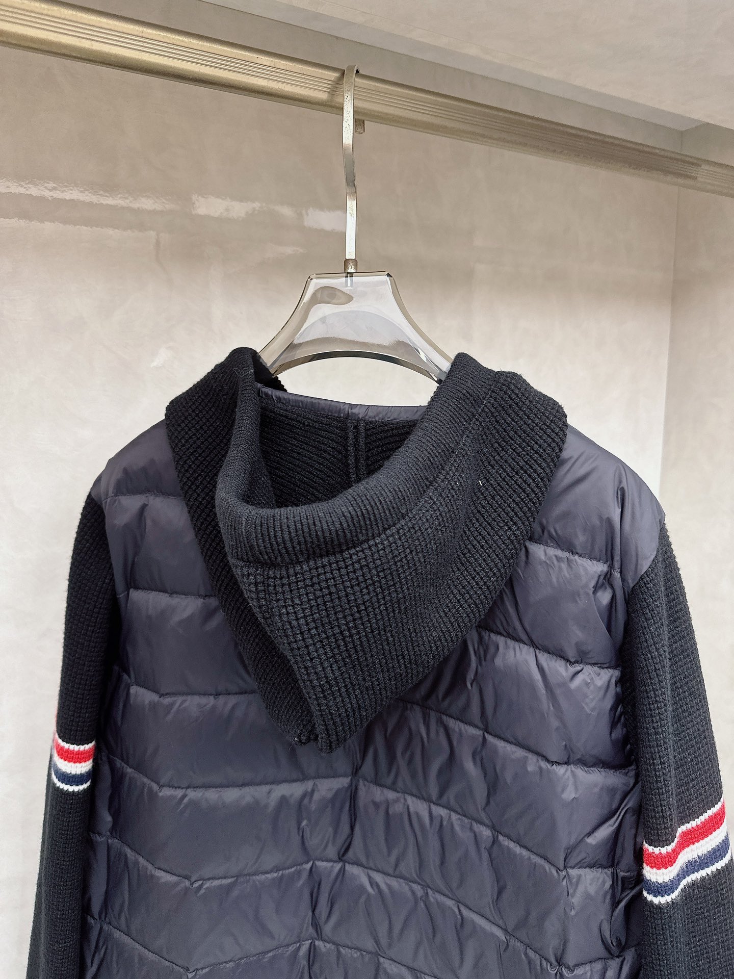 TB Tommy冬季限定针织拼接立领情侣羽绒服面料采用超柔 羽绒胆布面料 手感舒适轻柔 拼接采用高密度全