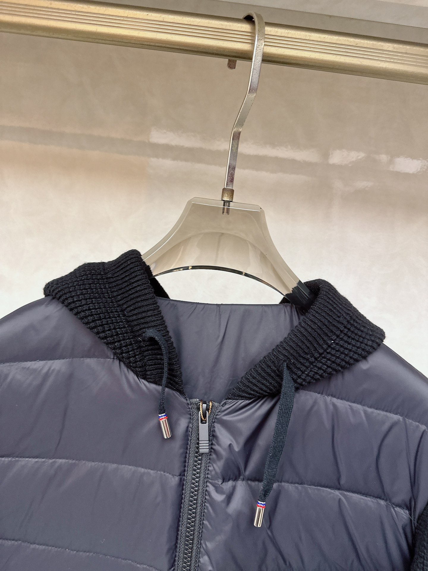 TB Tommy冬季限定针织拼接立领情侣羽绒服面料采用超柔 羽绒胆布面料 手感舒适轻柔 拼接采用高密度全