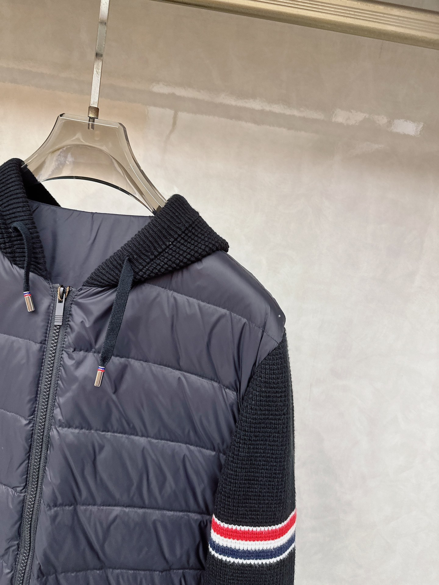 TB Tommy冬季限定针织拼接立领情侣羽绒服面料采用超柔 羽绒胆布面料 手感舒适轻柔 拼接采用高密度全