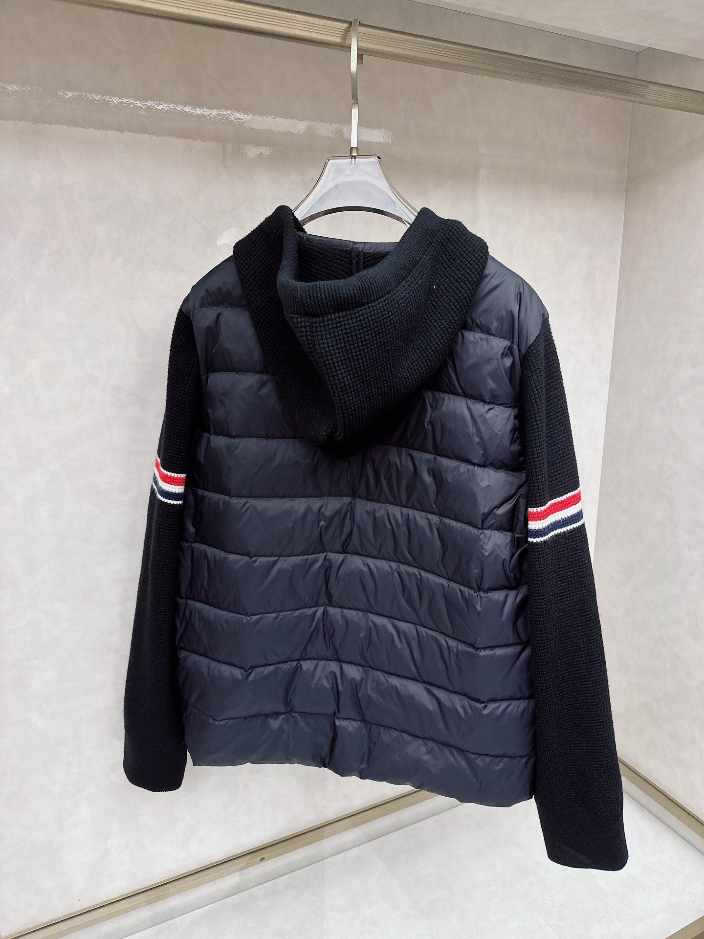 TB Tommy冬季限定针织拼接立领情侣羽绒服面料采用超柔 羽绒胆布面料 手感舒适轻柔 拼接采用高密度全