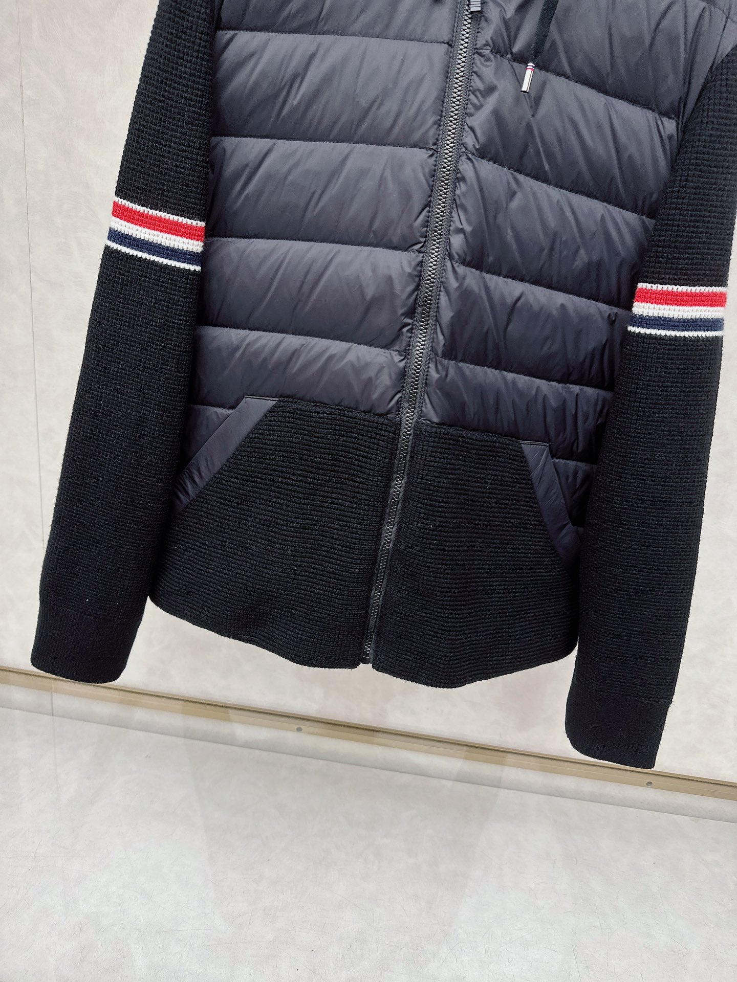 TB Tommy冬季限定针织拼接立领情侣羽绒服面料采用超柔 羽绒胆布面料 手感舒适轻柔 拼接采用高密度全