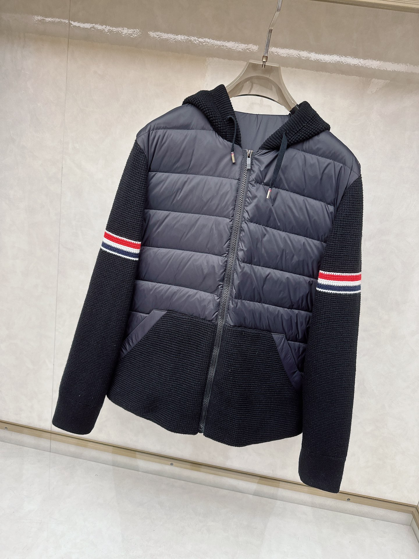 TB Tommy冬季限定针织拼接立领情侣羽绒服面料采用超柔 羽绒胆布面料 手感舒适轻柔 拼接采用高密度全