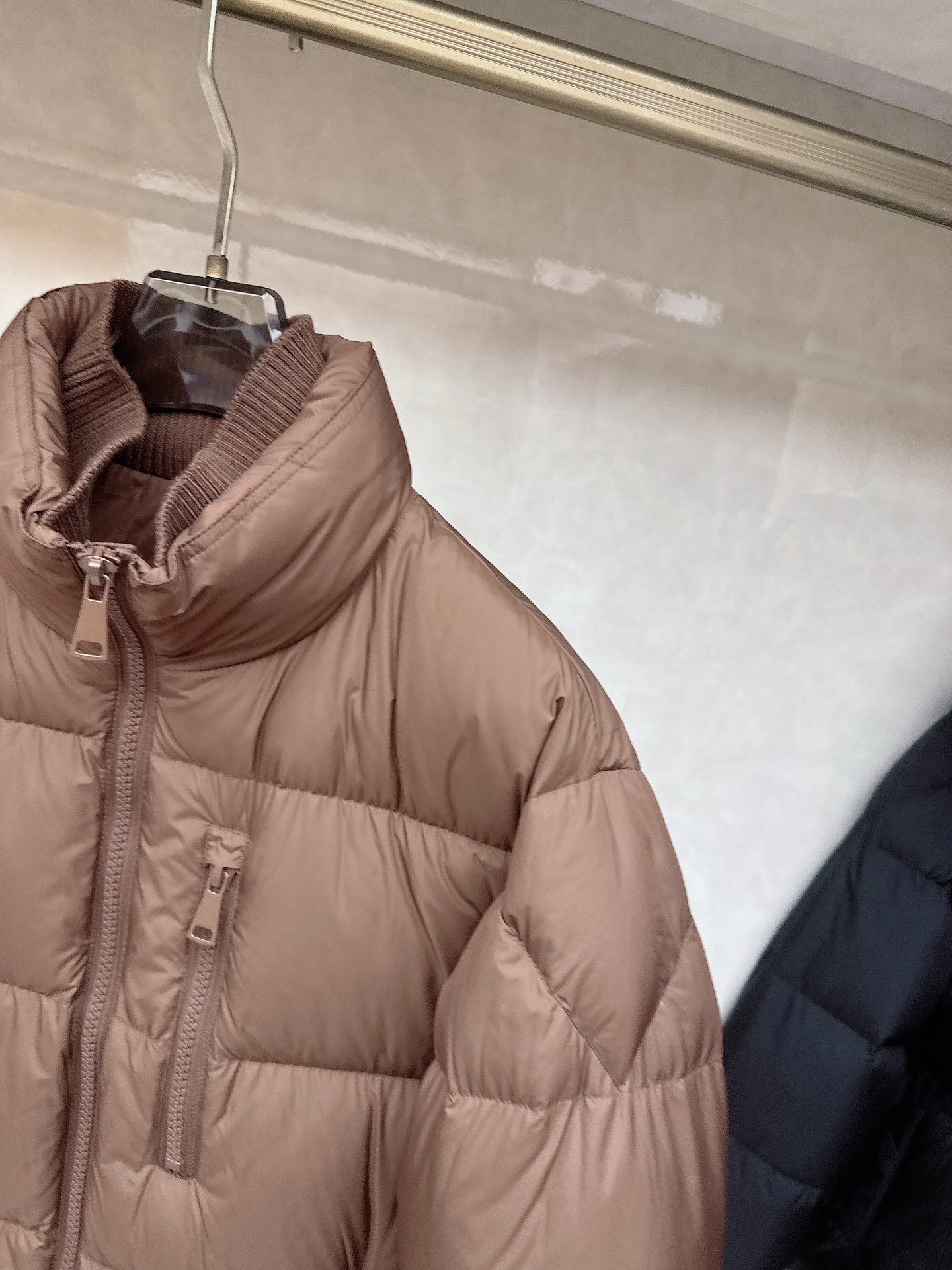 杰尼亚羽绒服，上身版型好看，轻便，舒适码数：M-3XL颜色：黑色，咖色