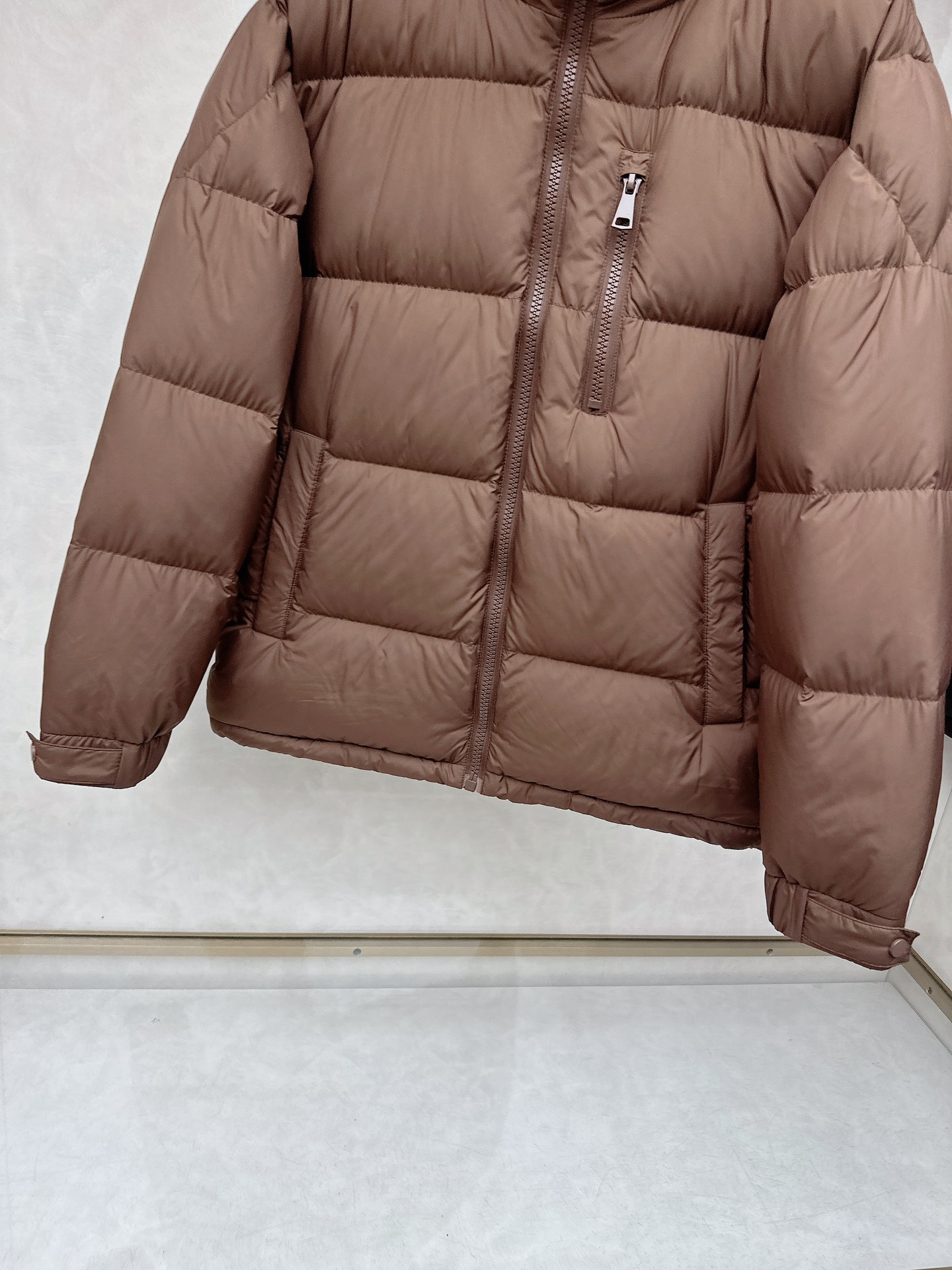 杰尼亚羽绒服，上身版型好看，轻便，舒适码数：M-3XL颜色：黑色，咖色