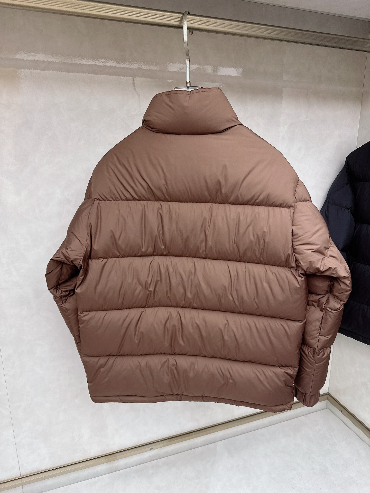 杰尼亚羽绒服，上身版型好看，轻便，舒适码数：M-3XL颜色：黑色，咖色