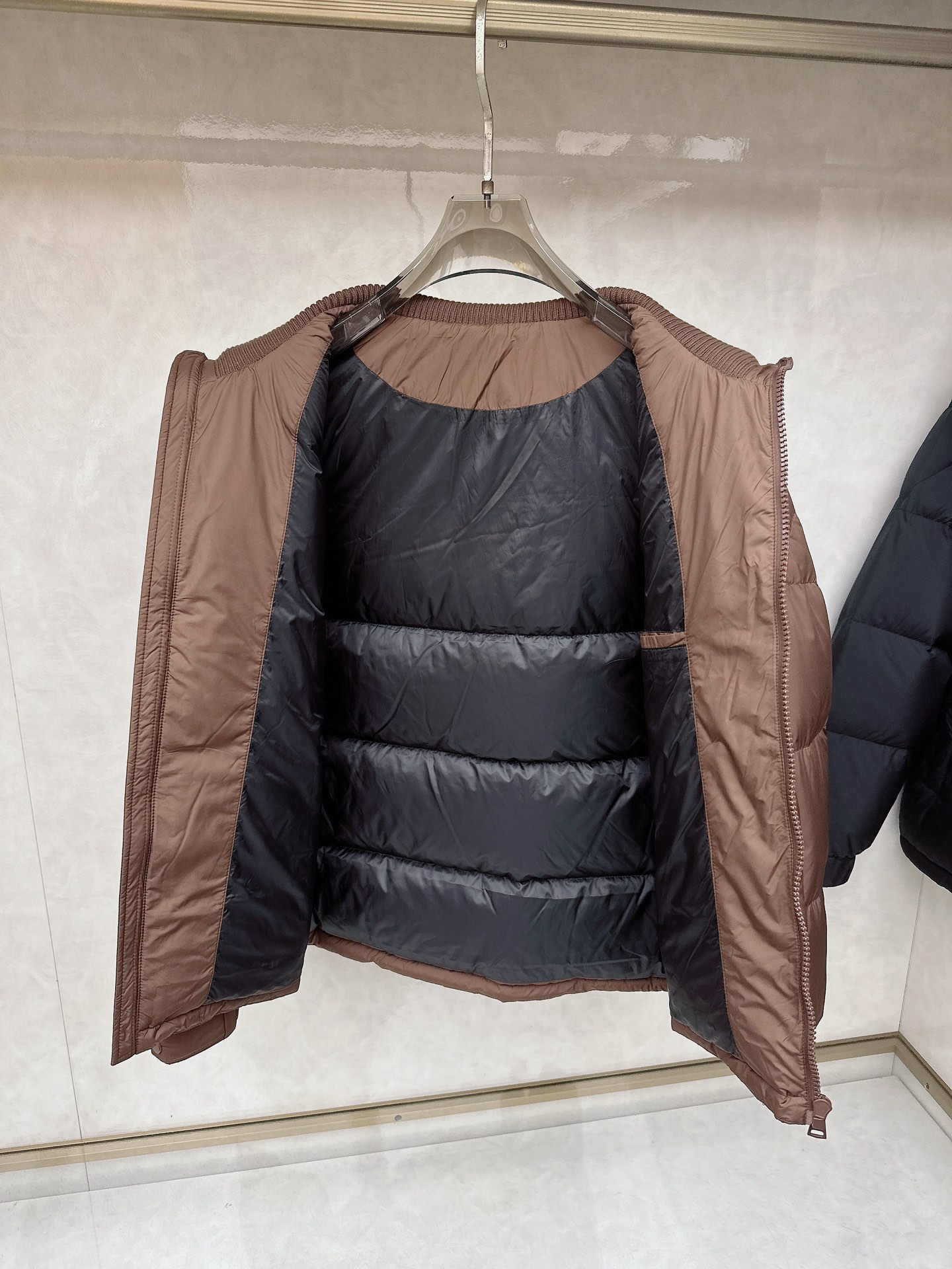 杰尼亚羽绒服，上身版型好看，轻便，舒适码数：M-3XL颜色：黑色，咖色