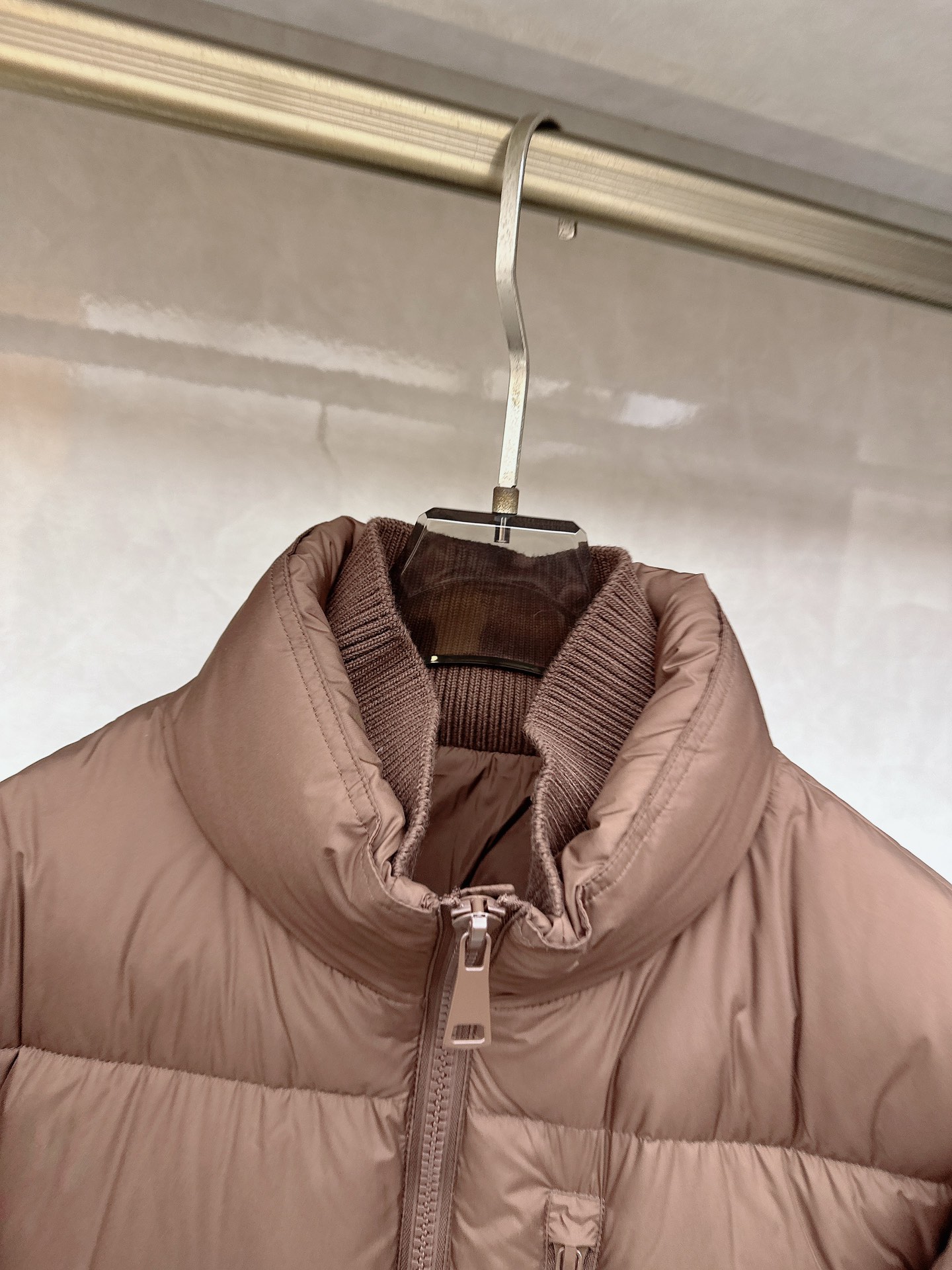 杰尼亚羽绒服，上身版型好看，轻便，舒适码数：M-3XL颜色：黑色，咖色