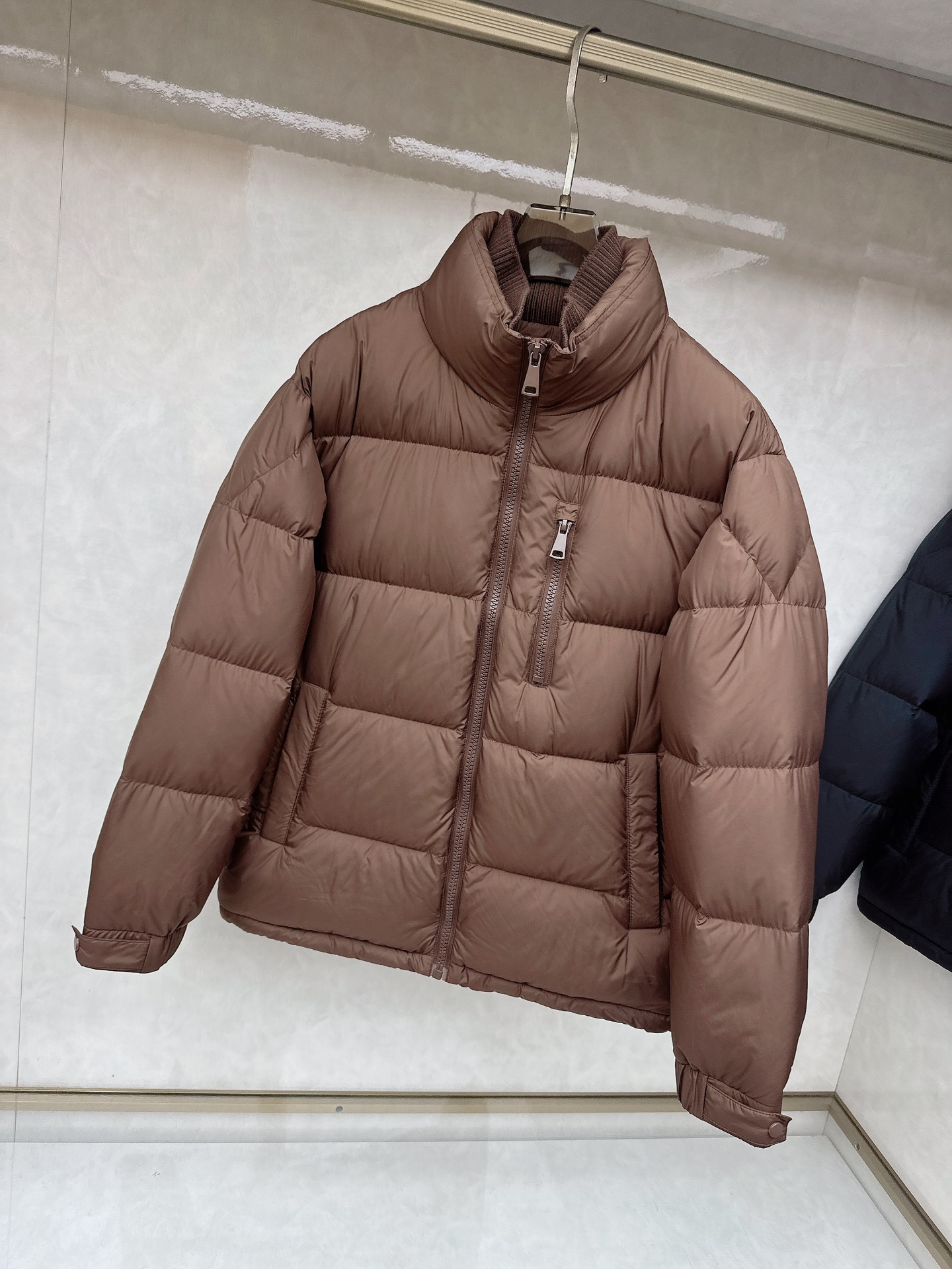 杰尼亚羽绒服，上身版型好看，轻便，舒适码数：M-3XL颜色：黑色，咖色