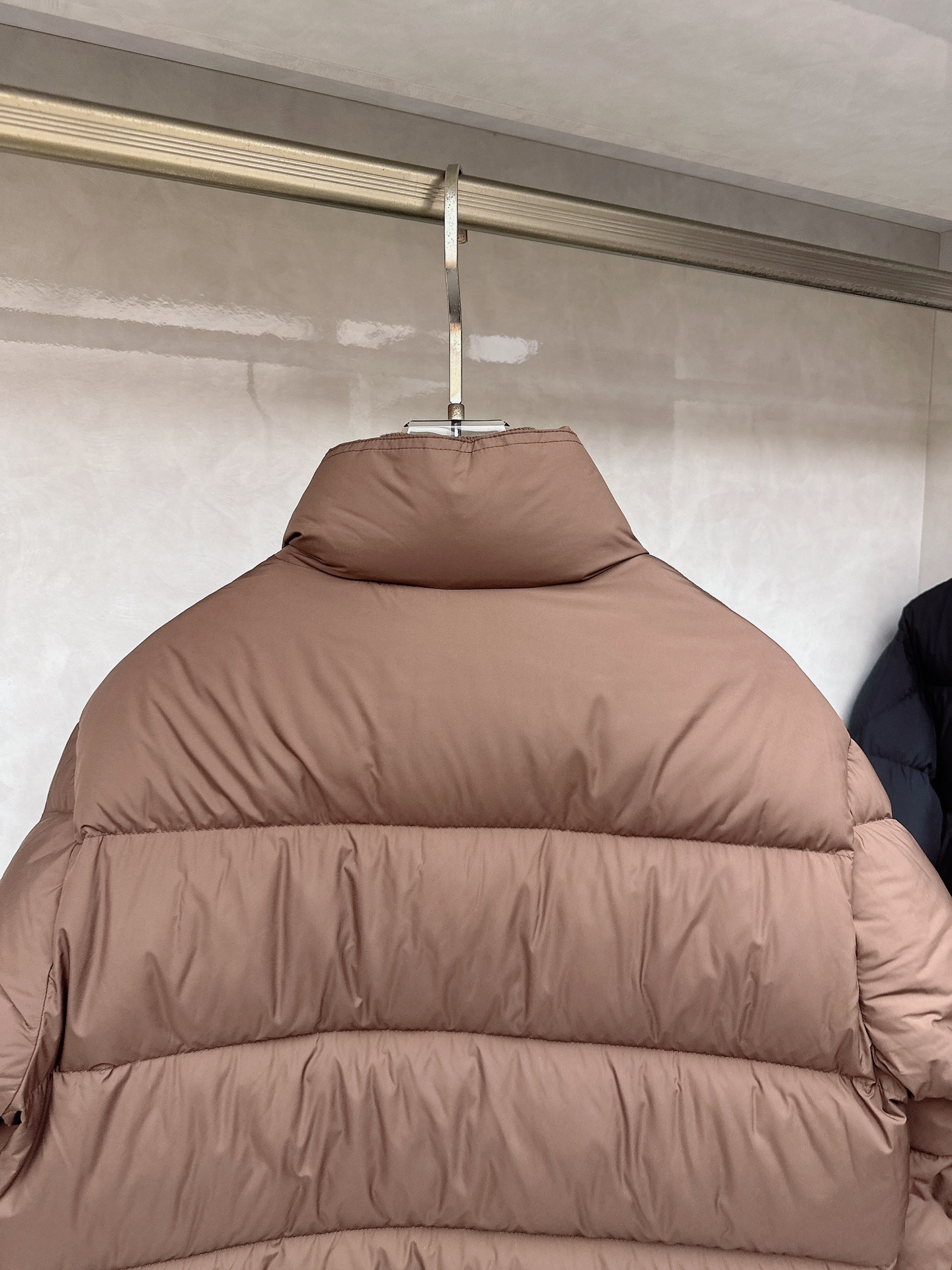 杰尼亚羽绒服，上身版型好看，轻便，舒适码数：M-3XL颜色：黑色，咖色