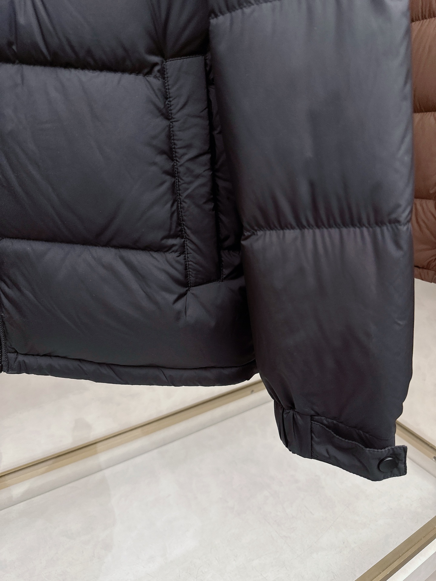 杰尼亚羽绒服，上身版型好看，轻便，舒适码数：M-3XL颜色：黑色，咖色