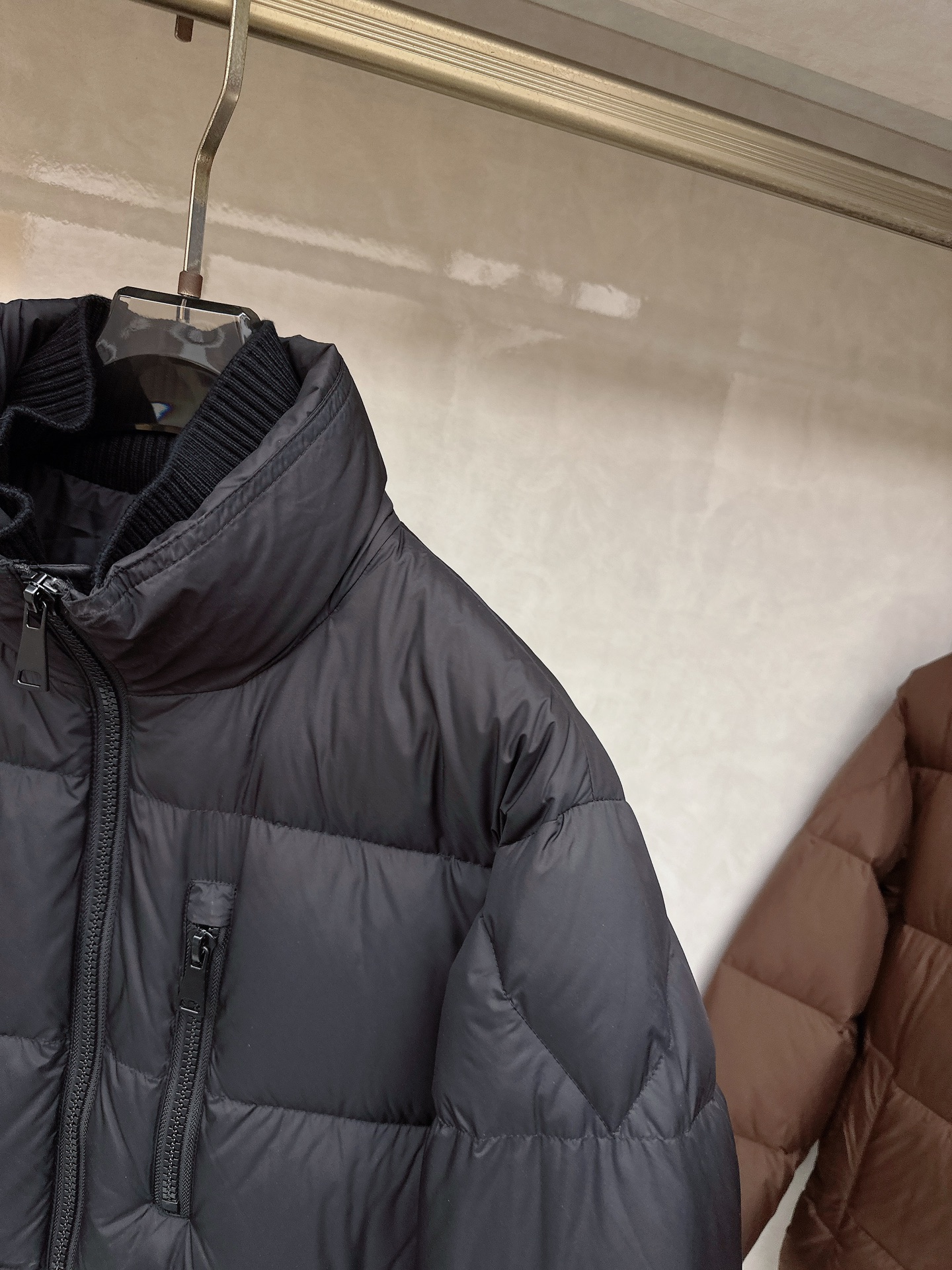 杰尼亚羽绒服，上身版型好看，轻便，舒适码数：M-3XL颜色：黑色，咖色