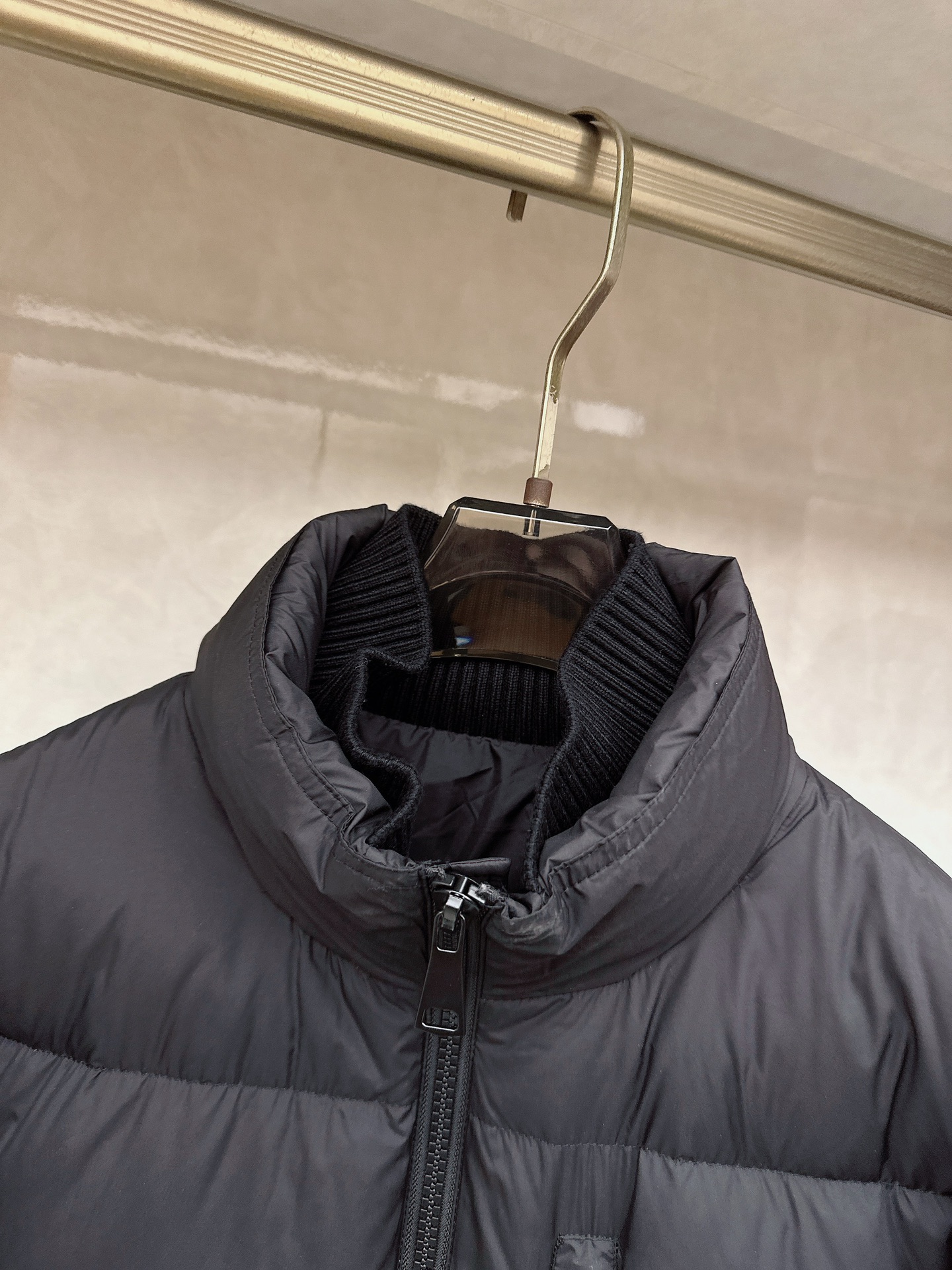 杰尼亚羽绒服，上身版型好看，轻便，舒适码数：M-3XL颜色：黑色，咖色