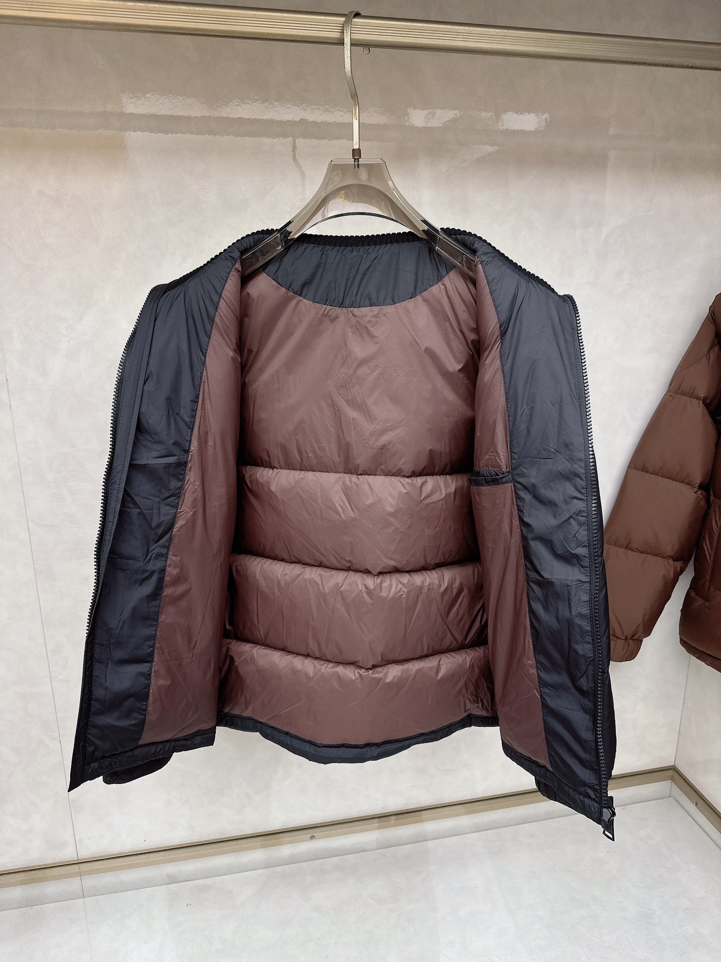 杰尼亚羽绒服，上身版型好看，轻便，舒适码数：M-3XL颜色：黑色，咖色