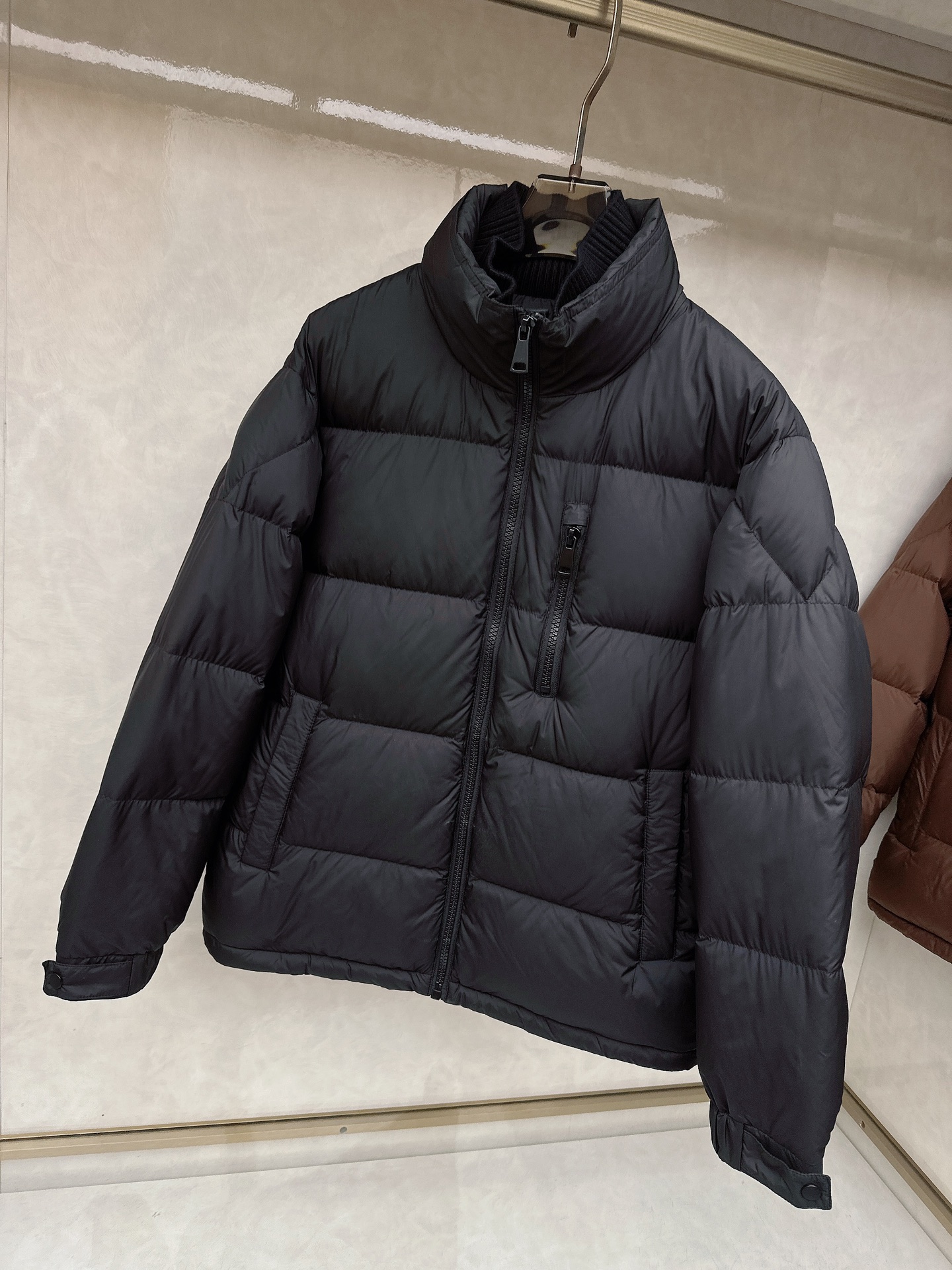 杰尼亚羽绒服，上身版型好看，轻便，舒适码数：M-3XL颜色：黑色，咖色