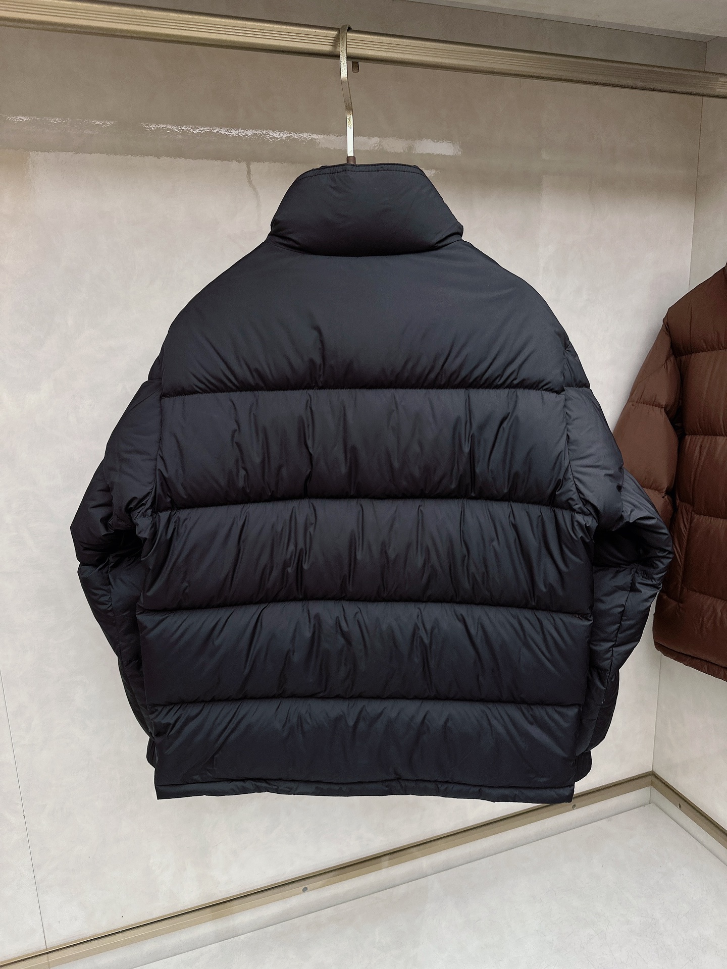 杰尼亚羽绒服，上身版型好看，轻便，舒适码数：M-3XL颜色：黑色，咖色