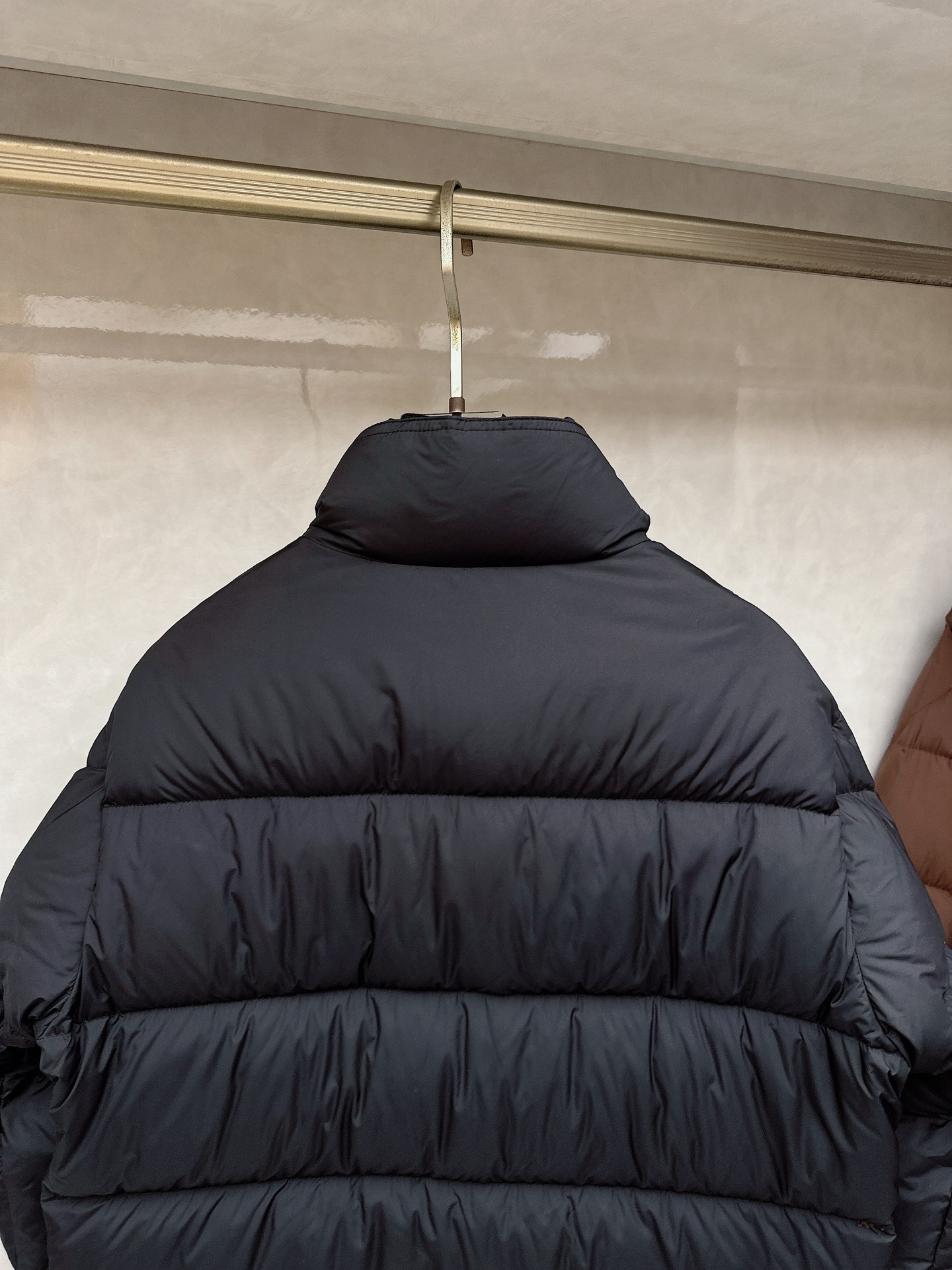 杰尼亚羽绒服，上身版型好看，轻便，舒适码数：M-3XL颜色：黑色，咖色