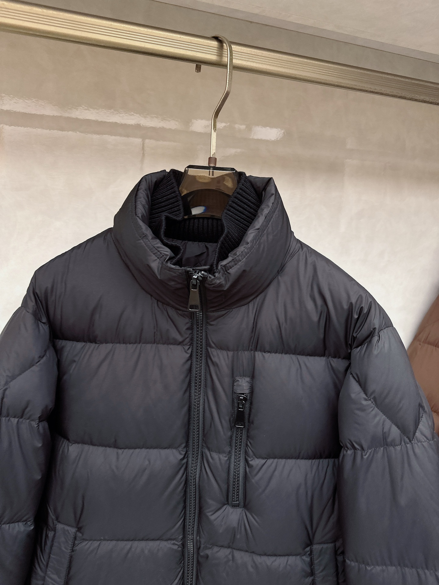 杰尼亚羽绒服，上身版型好看，轻便，舒适码数：M-3XL颜色：黑色，咖色