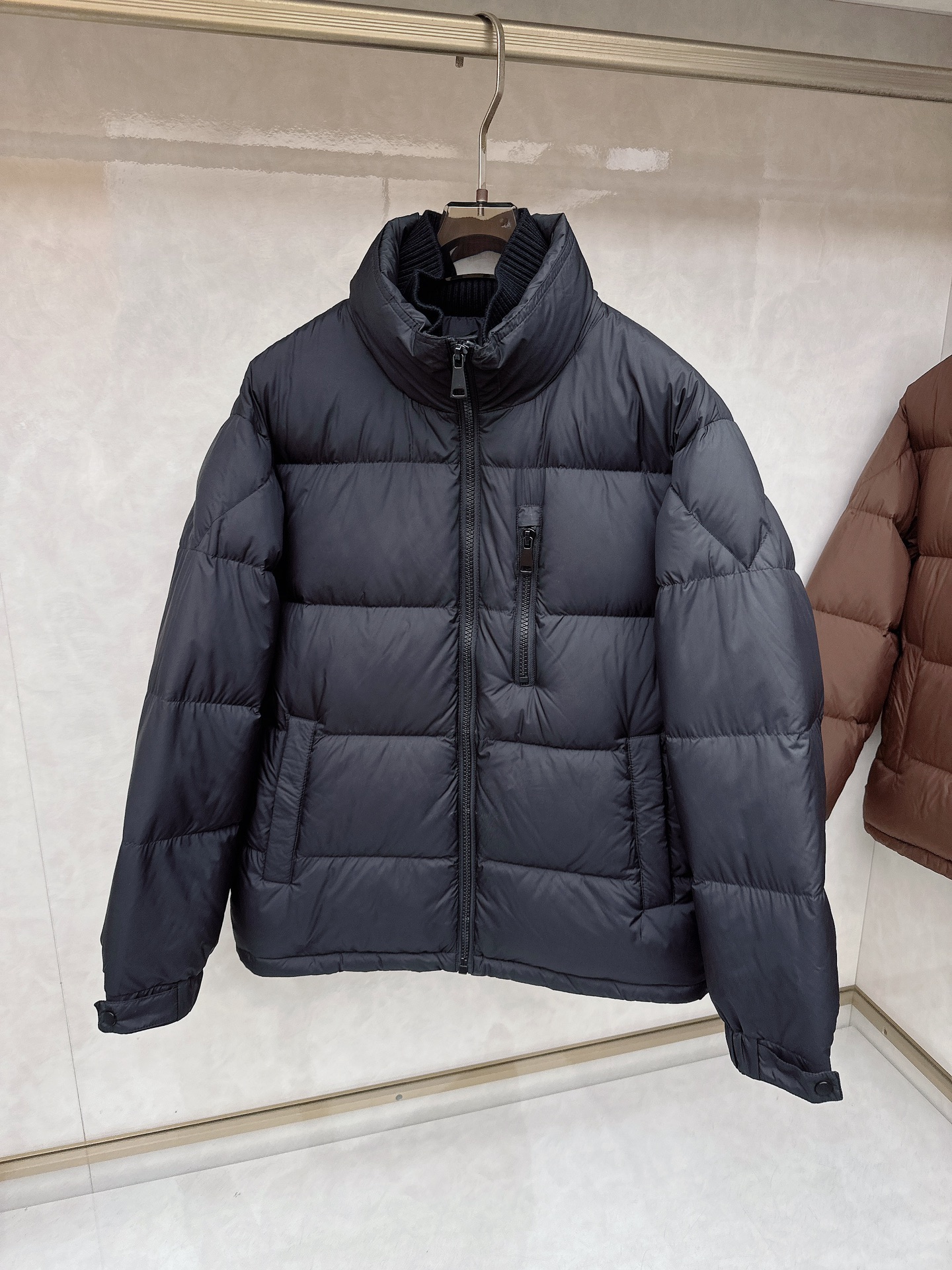 杰尼亚羽绒服，上身版型好看，轻便，舒适码数：M-3XL颜色：黑色，咖色