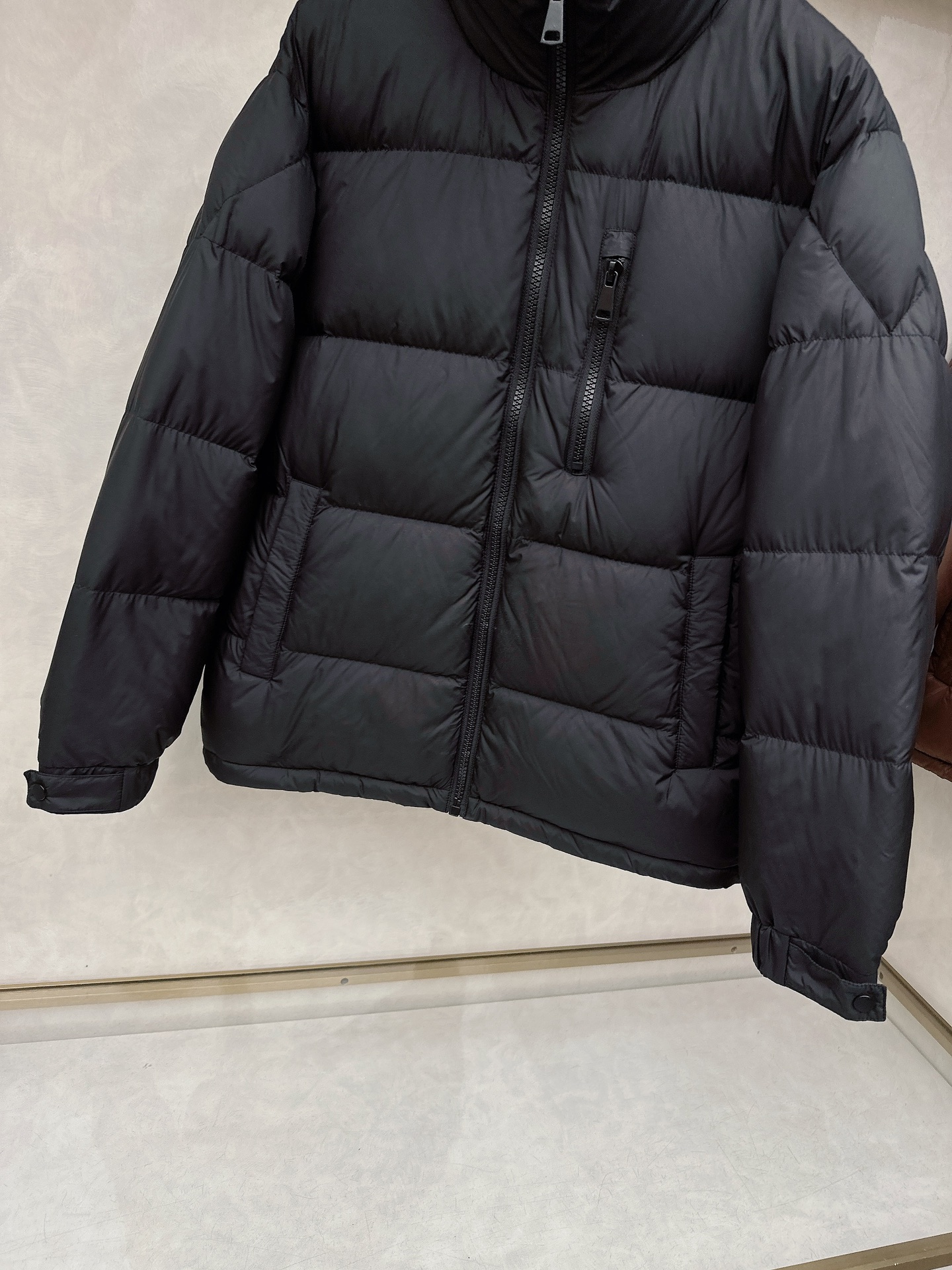 杰尼亚羽绒服，上身版型好看，轻便，舒适码数：M-3XL颜色：黑色，咖色