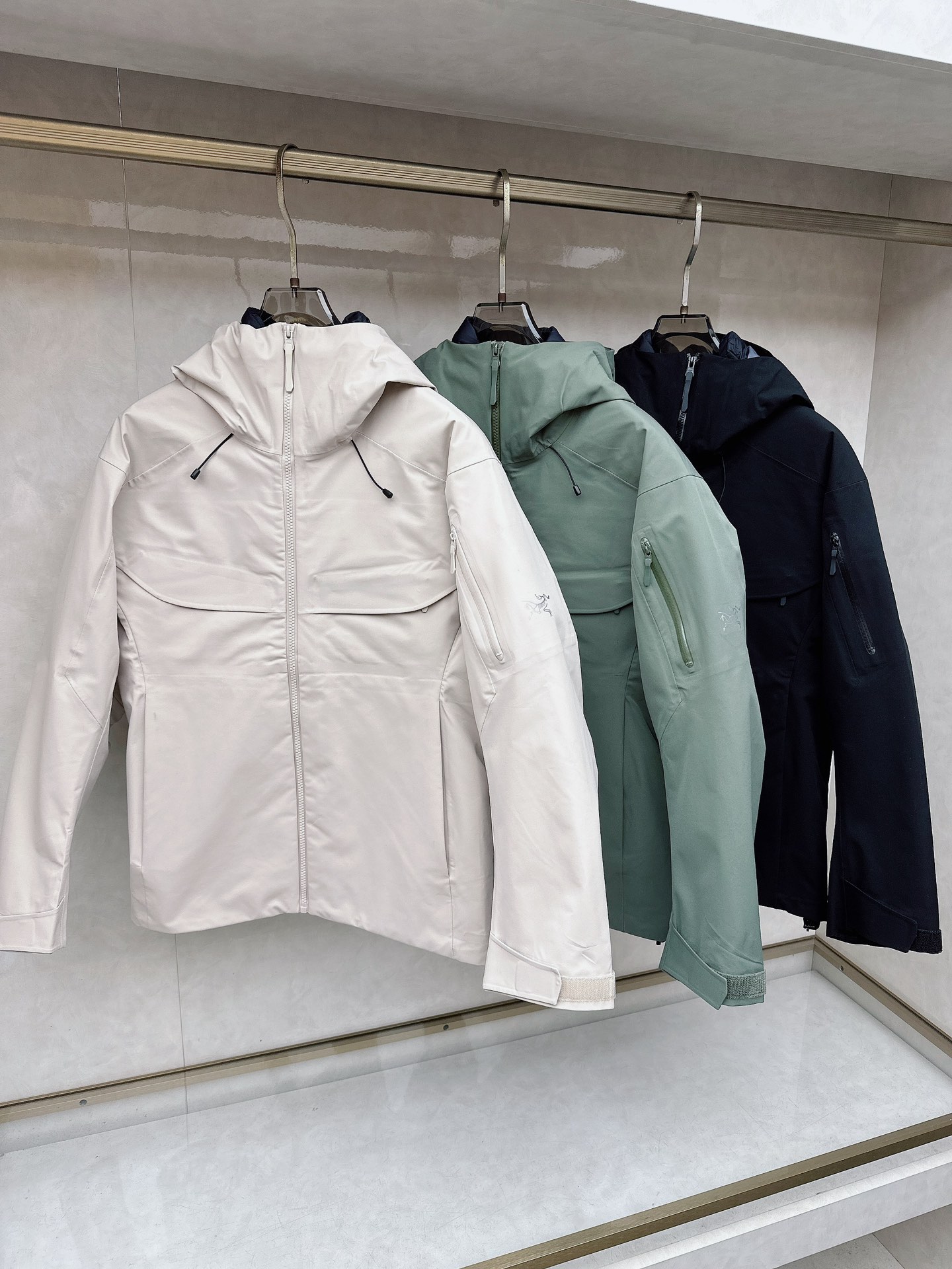 NO:627795,One piece from the Archaeopteryx/Three-Color Mountain Series can take care of all your daily life in the wilderness' (pictured are black/rice/military green, three pieces from the same series) 01 Three-color, three 'textures that don't have to be entangled' Black is the 'urban invisibility cloak', matte fabric wrapped in 750-fill goose down, the moment the zipper is closed, the cold wind and the gazes of passers-by are locked out of the clothes;  Rice is the color of 'Morning Mist Mountain Rock', and the white bird logo on the chest is hidden in the light tone. When you sit in a coffee shop, it gives you a 'cold feeling of elegance' that even the minimalist party praises; military green is the 'original style of camping', and the three-dimensional tailoring of the pockets and shoulder lines is like just coming back from hiking in the forest - even the cuffs are the low-key code of 'outdoor genes'. 02 The same series, the same 'quiet hard work' No matter which piece you choose, they all carry the 'temperature difference wisdom' of Archaeopteryx.  Use 90% down goose down on the chest/back to lock in the temperature, and use breathable cotton under the arms/brim to wick away sweat - even if you rush from the heating room to the sub-zero streets, you can still be 'warm but not stuffy'; the hood is 'helmet compatible' with a loose feel, tightening it is a wind-resistant weapon, loosening it is an atmospheric accessory. 03 One piece, it is the ticket to 'mountain life'. Choose black, it is a 'low-key hard shell' in the office building;  Choosing beige is a 'minimalist warm cabin' in a cafe; choosing military green is a 'mobile camp' for hiking in the countryside - these three items are never clothes, but 'bringing the freedom of the wilderness into every day' M-3XL, arc'teryx, hats, alexander wang19860909始祖鸟/三色山系一件,承包你所有的旷野日常」（配图黑/米/军绿这三件同系列款） 01 三色,是三种「不用纠结的质感」 黑是「都市隐身衣」,哑光面料裹着750蓬鹅绒,拉链拉合的瞬间,把寒风和路人的目光一起锁在衣外； 米是「晨雾山岩色」,浅调里藏着胸口白鸟标,往咖啡店里一坐,是极简党都夸的「冷感贵气」； 军绿是「野营原生气」,口袋和肩线的立体剪裁,像刚从森林徒步回来——连袖口的束带,都是「户外基因」的低调暗号. 02 同系列,同一份「不动声色的狠活」 不管选哪件,都揣着始祖鸟的「温差智慧」 胸口/后背用90绒子的鹅绒锁温,腋下/帽檐换透气棉排汗—— 哪怕从暖气房冲去零下的街头,也能「暖而不闷」； 风帽是「兼容头盔」的松弛感,拉紧是抗风利器,松开是穿搭氛围件. 03 一件,是「山系生活」的入场券 选黑色,是写字楼里的「低调硬壳」； 选米色,是咖啡馆里的「极简暖舱」； 选军绿,是郊野徒步的「移动营地」—— 这三件,从来不是衣服,是「把旷野的自在,穿进每个日常」M-3XL,arc'teryx,hats,alexander wang,Men's clothing