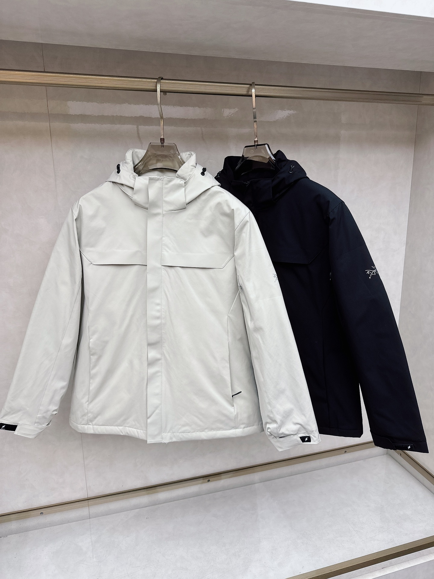 NO:627803,Arc'teryx/2025, M-3XL is an outdoor armor and an urban invisibility cloak that covers 90% velvet content and -20°C snow mountain cold, and is locked out of the clothes the moment the zipper is closed; and the matte black Arato 40 nylon fabric, with the white bird logo of 'Light Climbing' on the chest, is a low-key top-quality outfit once you stop in the elevator of an office building——  It can withstand the cold wind rushing down your neck during the morning rush hour, and can also stand up to the minimalist outfit in the cafe. 02 The details are 'professional without saying a word'. The 'lightning mark' elastic cuffs are hidden on the cuffs, so that it will not be exposed to the wind when riding, and will not be bulky when typing on the keyboard;  Even the hood is 'super compatible', and the drawstring is tightened, so that the hair style and body temperature can be stabilized even in heavy rain. 03 One piece, it can withstand the tangle of an entire wardrobe. It is a tear-proof 'mobile heater' when you carry it for hiking on the weekend; wear it with suit pants on Monday, it is a high-end 'commuting hard shell' without a logo; even when you go downstairs to pick up express delivery, putting it on makes you look like a 'lifestyle player who just rushed back from the snow-capped mountains'——  The black of Arc'teryx is never a color, it is 'no matter where you are, you can live your life like a wilderness', arc'teryx, business suit, hats, alexander wang19860909始祖鸟/2025,M-3XL 是户外铠甲,也是都市隐身衣裹住90绒子含量,-20℃的雪山寒气,在拉链拉合的瞬间就被锁在衣外； 而Arato 40尼龙面料的哑光黑,配着胸前那只「轻装攀岩」的白鸟标,往写字楼电梯里一站,就是低调的质感顶配—— 既扛得住早高峰的寒风灌颈,也撑得起咖啡馆的极简穿搭. 02 细节是「不用说话的专业」 袖口藏着「闪电标」弹性束口,骑车时不钻风,敲键盘时不臃肿； 分区填充的「小心机」胸口/背部用鹅绒锁温,腋下/帽檐换Coreloft合成棉排汗,暴走三公里后背还是干爽的； 连风帽都是「级兼容」,拉紧抽绳,暴雨天也能让发型和体温一起稳得住. 03 一件,抵过一整个衣柜的纠结 周末背去徒步,它是防撕裂的「移动暖炉」； 周一搭西装裤,它是没logo也高级的「通勤硬壳」； 甚至下楼取快递,套上它都像「刚从雪山赶回的生活玩家」—— 始祖鸟的黑,从来不是颜色,是「不管在哪,都能把日子过成旷野」,arc'teryx,business suit,hats,alexander wang,Men's clothing