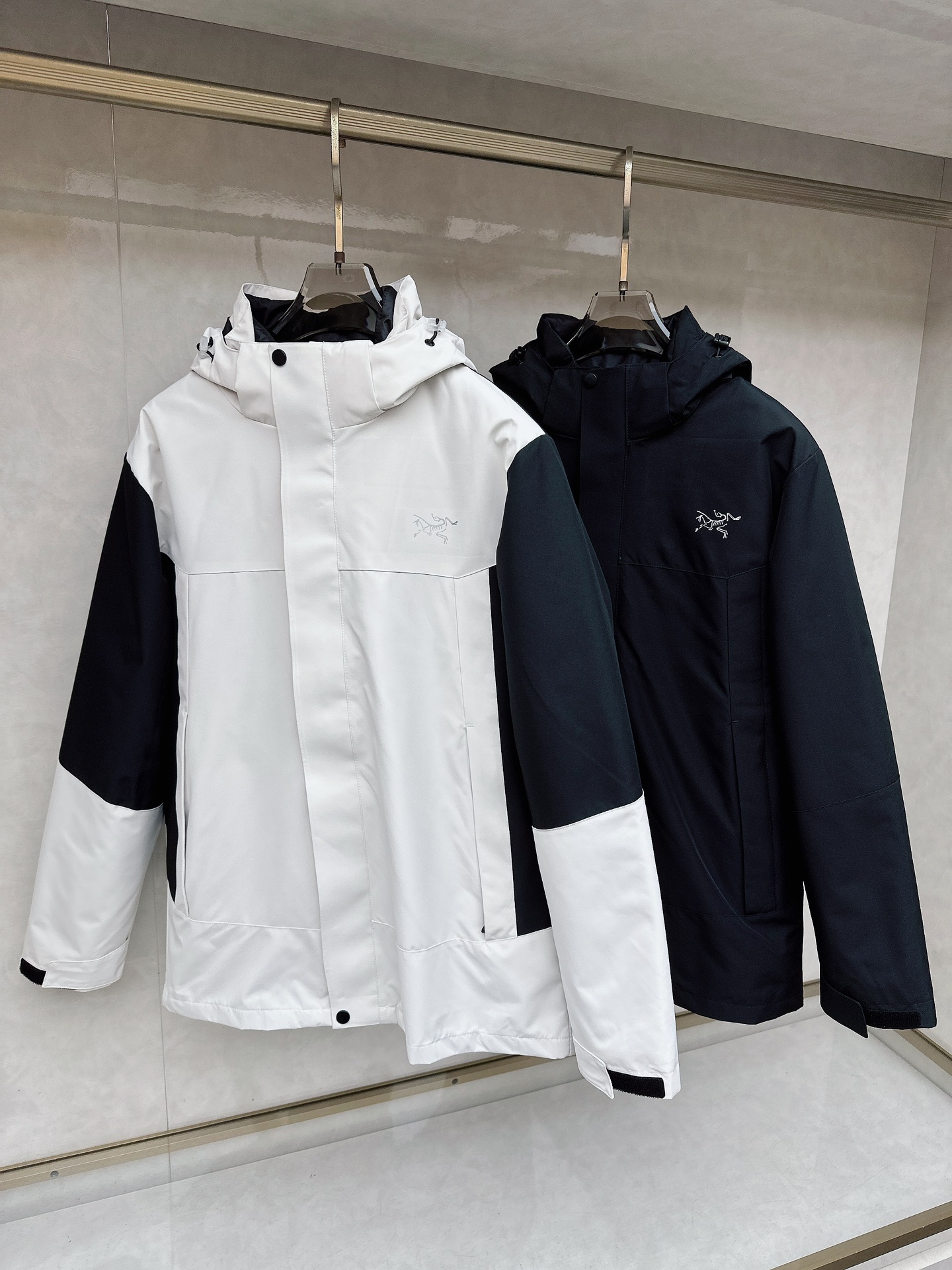 NO:627811,The Arc'teryx/Sand color camping 'brings outdoor relaxation and wilderness coloring', and is 'just warm enough'. The 90% velvet content is like sewing the warm light of the desert noon into the fabric - the off-white main body is paired with light khaki shoulder sleeves. It is a relaxed tone that 'just finished work at the camping site'. When going to the city streets, it has the texture of 'effortless wins';  The matte texture of the water-repellent fabric is embellished with black stripes on the pockets, and even the curvature of the hood is like a 'tent roof softened by the setting sun'. It is so low-key that only those who understand it will notice the 'outdoor gene' in the details. 02 The details are 'utilitarianism hidden in the pocket'. The large patch pockets + black strip decoration can be carried down /, and the black edges exposed when you raise your hand are the finishing touch in the sand color;  The zone-filled 'temperature difference wisdom' uses goose down on the chest/back to lock in temperature, and the armpits/brims are replaced with breathable cotton to wick away perspiration - even if you rush into the cold wind from the heating room, you can still be 'warm but not stuffy'; the hood is 'compatible with all scenes' and has a loose feel. The drawstring can wrap half of the face to resist wind, and hangs behind the shoulders when loosened, giving it a 'camping atmosphere' in commuting wear. 03 One piece, making the 'outdoor feel' suitable for all life scenes  When you go hiking in the countryside on weekends, it is a water-proof 'mobile heating cabin'; when you wear it on Monday, it is a 'relaxing' commuting card in the office building; even when you go downstairs to pick up express delivery, putting it on makes you feel like a 'lifestyle player who just came back from the camping ground' - this sand color is never a color, it is the confidence to 'put the freedom of the wilderness into fireworks'. M-3XL, arc'teryx, hats, alexander wang19860909始祖鸟/沙色野营把户外松弛感旷野配色」,更是「暖得刚好」 90绒子含量,像把沙漠正午的暖光缝进衣料里—— 米白主身搭浅卡其肩袖,是「刚从野营营地收工」的松弛色调,往城市街头一站,是「不费力赢很大」的质感； 而防泼水面料的哑光肌理,配着口袋边那抹黑条点缀,连风帽垂落的弧度都像「被落日晒软的帐篷顶」,低调到只有懂的人,才会盯着细节里的「户外基因」心领神会. 02 细节是「藏在口袋里的实用主义」 大贴袋+黑条装饰既能揣下/,抬手时露出的黑边,是沙色里的点睛锐度； 分区填充的「温差智慧」胸口/后背用鹅绒锁温,腋下/帽檐换透气棉排汗—— 哪怕从暖气房冲进寒风里,也能「暖而不闷」； 风帽是「兼容一切场景」的松弛感拉紧抽绳能裹住半张脸抗风,松开时垂在肩后,是通勤穿搭里的「野营氛围感」. 03 一件,让「户外感」适配所有生活场景 周末去郊野徒步,它是防泼水的「移动暖舱」； 周一搭,它是写字楼里「自带松弛感」的通勤牌面； 甚至下楼取快递,套上它都像「刚从露营地回来的生活玩家」—— 这抹沙色,从来不是颜色,是「把旷野的自在,穿进烟火里」的底气.M-3XL,arc'teryx,hats,alexander wang,Men's clothing