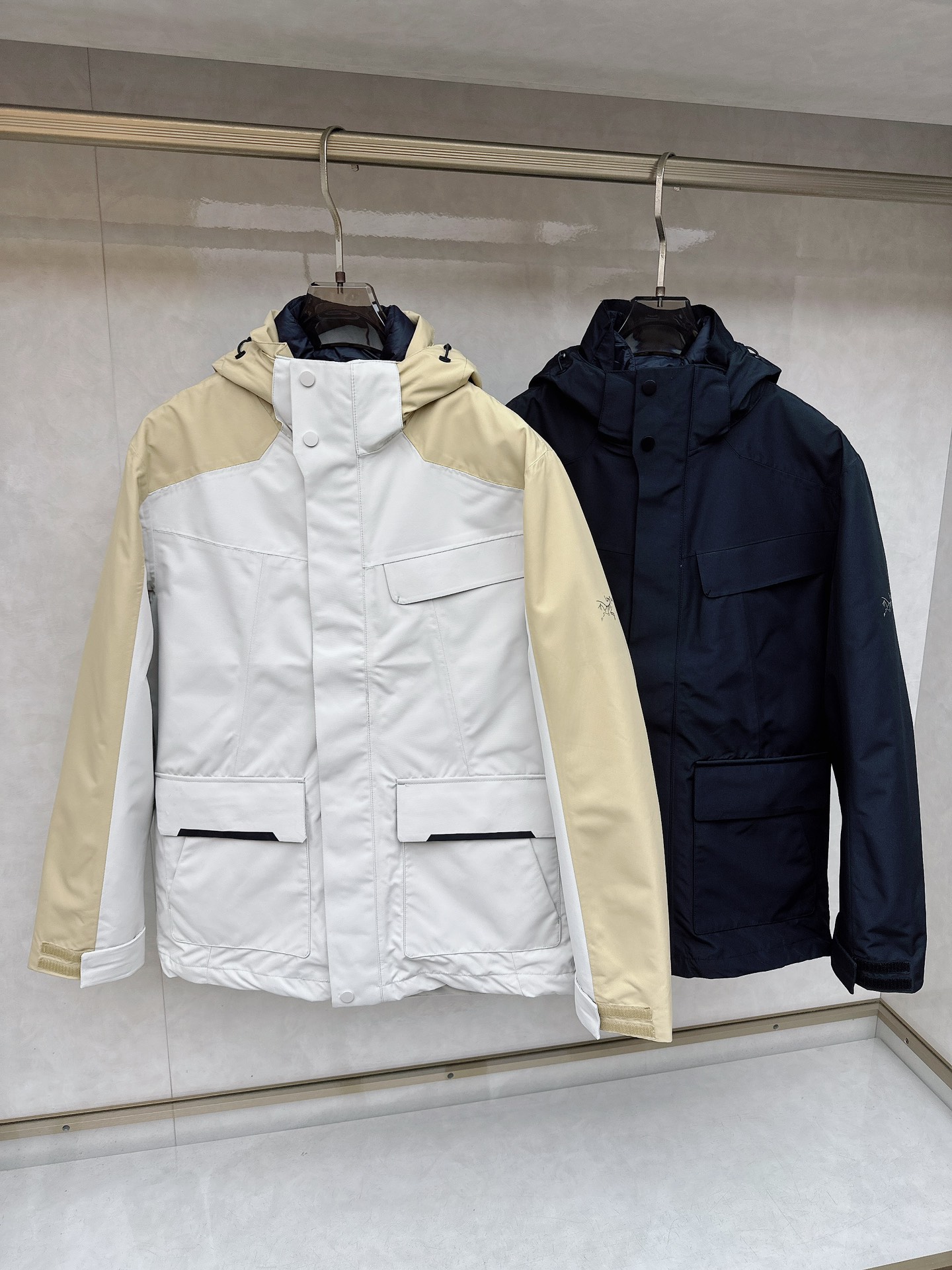 NO:627818,The ancestor of Arctery, Aha SV, seven generations of outdoor three-in-one, down lining, double zippers] Bird Family King’s popular three-in-one model is here, three wears in one!  Liner with logo, thin and outdoor grade!  The outer layer is ARC'TERYX SV 7th generation hard shell GORE-TEX Jaet-Men's outdoor waterproof hard shell with functional wind zipper (Yb four-time lamination process, 3D three-dimensional bionic design of the garment long arms, Tri-Durance waterproof and rainproof fabric, differentiate yourself from the market-leading version, recommended for strong operation) Original file and original data development version # - Original packaging original standard Full set of accessories customized, complete garment  Two-way zippers under the arms, all hardware is custom molded, tag book instructions are analyzed, and the multi-joint washable. - This design is simple and versatile, and can provide the performance required in the alpine environment. It is made of bluesign@ certified N40P LGORE-TEX fabric with tricot backing, which is light and wear-resistant, windproof, waterproof and breathable, suitable for a variety of activities.  - Compatible StormHood hood provides protection without obstructing vision, WaterTight zippers on hand pockets for easy access, underarm zippers for quick ventilation, and spliced design allows for freedom of movement. - Traditional bellows reverse entry alpine pockets set high, VISLON center front zipper, adjustable Velcro cuff tabs, Zip-in compatible, ARC TERYX logo embroidered on chest using Behringer machine SV Multipurpose for a variety of activities and environments. SV  High-performance simple design, lightweight and wear-resistant. GORE-TEX waterproof, windproof and breathable fabric can provide multi-faceted protection. -SV is also Arc’teryx’s star product, which has always performed well in harsh mountain environments. Now it is more powerful and lighter. Size M-XXXL, jil sander, down jacket, hats, alexander wang19860909Arctery始祖 Aha SV 七代户外三合一 羽绒内胆 双拉链】 鸟家王炸款三合一了来了 一衣三穿！ 内胆带logo轻薄户外级！外层是ARC‘TERYX SV 7代硬壳 GORE-TEX Jaet-Men's户外防水硬壳机能风拉链（Yb四次压胶工艺 整衣3D立体仿生学设计衣长臂弯, Tri-Durance防水防雨面料 ,自行区别市面先行版本 强力操作推荐入手） 原档案原数据开发版型 # -原包装原标 全套辅料定制,整衣 腋下双向拉链,五金全部开模定制,吊牌书说明解析 ,多联水洗. -这款设计简洁而通用,可提供高山环境所需的性能.采用bluesign@认证的采用带经编背衬N40P LGORE-TEX面料,轻薄而耐磨,防风、防水且透气,适合多种活动穿着. -兼容StormHood兜帽防护良好且不影响视线,插手口袋设有WaterTight拉链,便于取放物品,腋下拉链便于快速通风,拼接设计使活动自如. -传统风琴交叉反向进入高山口袋设置在高位,VISLON中央正面拉链,可调节Velcro袖口魔术贴标签,兼容Zip-in,在胸前采用百灵达机器绣上了ARC TERYX徽标 SV多用途适用于多种活动和环境. SV 高性能的简约设计,轻量而耐磨. GORE-TEX防水、防风、透气面料可提供多面防护. -SV同是Arc’teryx的明星产品,一直在高山恶劣环境中表现突出,现在功能更强大,重量更轻.  尺码M-XXXL,,jil sander,down jacket,hats,alexander wang,Men's clothing