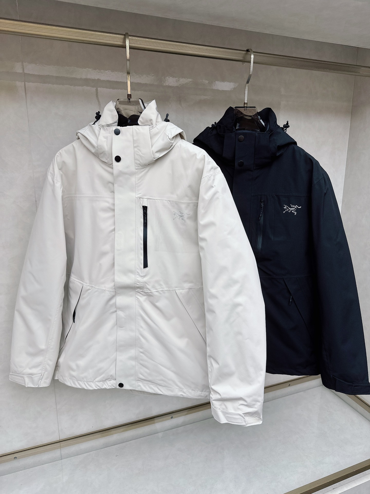 NO:627825,2025 new models are coming, the highest version [] Three-in-one functional outdoor performance, windproof, rainproof, 90 velvet, top-grade hard shell, heat-sealed version, self-purchased Z version, all data, accessories, full set of accessories customized, whole garment, YKK two-way zipper under the arm, all hardware is molded and customized, tag book description analysis, multi-link washing.  This design is simple and versatile, providing the performance required in alpine environments. It is thin and wear-resistant, windproof, waterproof and breathable, suitable for a variety of activities. The compatible S hood provides good protection without affecting vision, zippers on the hand pockets for easy access to items, zippers on the armpits for quick ventilation, and a spliced design for free movement. Multi-purpose suitable for a variety of activities and environments. Lightweight High-performance simple design, lightweight and wear-resistant.  GORE-TEX waterproof, windproof, breathable fabric provides multi-faceted protection. Traditional bellows reverse entry alpine pocket set high, VISLON center front zipper, adjustable Velcro cuff tabs, compatible with Ziin sizes M-3xl, hats, alexander wang198609092025新款来袭 最高版本【】 三合一功能性户外性能 防风,防雨,90绒, 硬壳顶级 热封版本 自购Z版 所有数据 辅料 全套辅料定制 整衣 腋下YKK双向拉链,五金全部开模定制,吊牌书说明解析 ,多联水洗. 这款设计简洁而通用,可提供高山环境所需的性能,轻薄而耐磨,防风、防水且透气,适合多种活动穿着. 兼容S兜帽防护良好且不影响视线,插手口袋设有拉链,便于取放物品,腋下拉链便于快速通风,拼接设计使活动自如. 多用途适用于多种活动和环境. 轻量 高性能的简约设计,轻量而耐磨. GORE-TEX防水、防风、透气面料可提供多面防护. 传统风琴交叉反向进入高山口袋设置在高位,VISLON中央正面拉链,可调节Velcro袖口魔术贴标签,兼容Ziin 码数M-3xl,,hats,alexander wang,Men's clothing