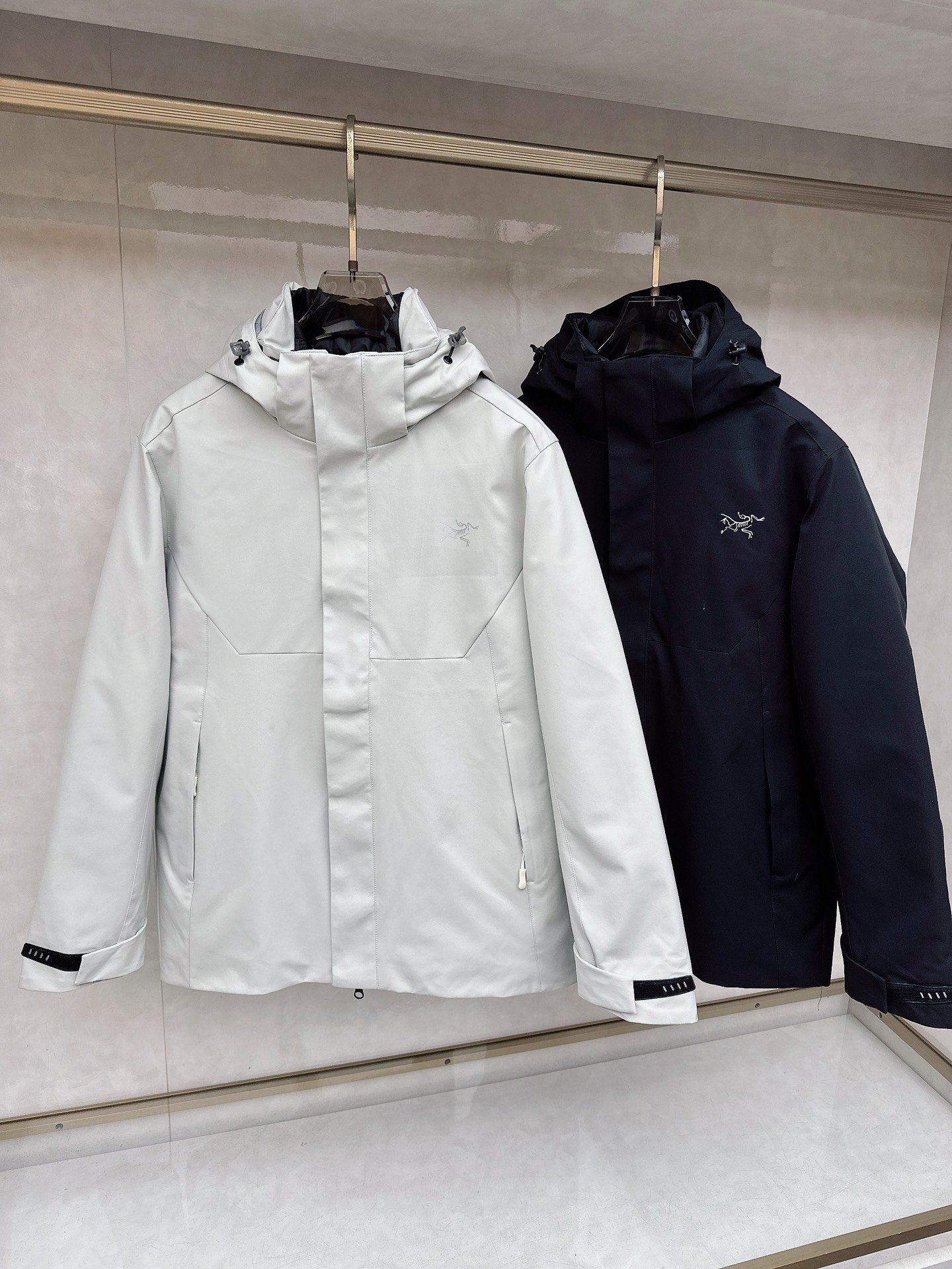 NO:627832,The Arc'teryx/Sand color camping 'brings outdoor relaxation and wilderness coloring', and is 'just warm enough'. The 90% velvet content is like sewing the warm light of the desert noon into the fabric - the off-white main body is paired with light khaki shoulder sleeves. It is a relaxed tone that 'just finished work at the camping site'. When going to the city streets, it has the texture of 'effortless wins';  The matte texture of the water-repellent fabric is embellished with black stripes on the pockets, and even the curvature of the hood is like a 'tent roof softened by the setting sun'. It is so low-key that only those who understand it will notice the 'outdoor gene' in the details. 02 The details are 'utilitarianism hidden in the pocket'. The large patch pockets + black strip decoration can be carried down /, and the black edges exposed when you raise your hand are the finishing touch in the sand color;  The zone-filled 'temperature difference wisdom' uses goose down on the chest/back to lock in temperature, and the armpits/brims are replaced with breathable cotton to wick away perspiration - even if you rush into the cold wind from the heating room, you can still be 'warm but not stuffy'; the hood is 'compatible with all scenes' and has a loose feel. The drawstring can wrap half of the face to resist wind, and hangs behind the shoulders when loosened, giving it a 'camping atmosphere' in commuting wear. 03 One piece, making the 'outdoor feel' suitable for all life scenes  When you go hiking in the countryside on weekends, it is a water-proof 'mobile heating cabin'; when you wear it on Monday, it is a commuting card that 'brings a sense of relaxation' in the office building; even when you go downstairs to pick up express delivery, putting it on makes you feel like a 'lifestyle player who just came back from the camping ground' - this sand color is never a color, but the confidence to 'put the freedom of the wilderness into fireworks'., arc'teryx, hats, alexander wang19860909始祖鸟/沙色野营把户外松弛感旷野配色」,更是「暖得刚好」 90绒子含量,像把沙漠正午的暖光缝进衣料里—— 米白主身搭浅卡其肩袖,是「刚从野营营地收工」的松弛色调,往城市街头一站,是「不费力赢很大」的质感； 而防泼水面料的哑光肌理,配着口袋边那抹黑条点缀,连风帽垂落的弧度都像「被落日晒软的帐篷顶」,低调到只有懂的人,才会盯着细节里的「户外基因」心领神会. 02 细节是「藏在口袋里的实用主义」 大贴袋+黑条装饰既能揣下/,抬手时露出的黑边,是沙色里的点睛锐度； 分区填充的「温差智慧」胸口/后背用鹅绒锁温,腋下/帽檐换透气棉排汗—— 哪怕从暖气房冲进寒风里,也能「暖而不闷」； 风帽是「兼容一切场景」的松弛感拉紧抽绳能裹住半张脸抗风,松开时垂在肩后,是通勤穿搭里的「野营氛围感」. 03 一件,让「户外感」适配所有生活场景 周末去郊野徒步,它是防泼水的「移动暖舱」； 周一搭,它是写字楼里「自带松弛感」的通勤牌面； 甚至下楼取快递,套上它都像「刚从露营地回来的生活玩家」—— 这抹沙色,从来不是颜色,是「把旷野的自在,穿进烟火里」的底气.,arc'teryx,hats,alexander wang,Men's clothing