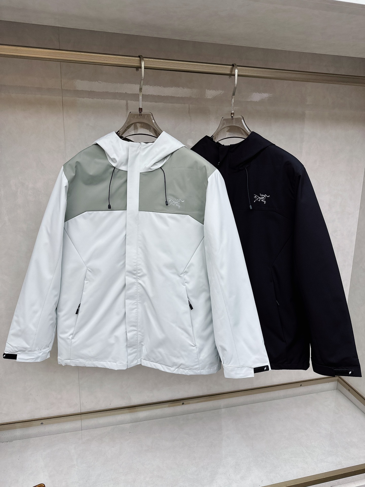 NO:627839,Arc'teryx - the same model as the official website, the highest version on the market; soft shell series, 2025 autumn and winter new cotton jacket, thickened and velvet inside for better warmth/fabric is made of smooth polyester fiber, with strong gloss, and the inner layer is filled with imported fine cotton, making the upper body lighter and warmer, fashionable and compatible with warmth!  The details and materials used are very exquisite, showing the designer's extreme care in making it. It is more like a handicraft. The overall shape is great and the high-end quality is high. Size M～3XL, arc'teryx, jackets & coats, alexander wang19860909始祖鸟-官网同款,市场最高版本；软壳系列,2025秋冬新款棉衣外套,里面加厚加绒保暖性更强/面料选用爽滑聚酯纤维 面料,光泽感强,内层填充了进口精棉,上身更加轻盈保暖,时尚保暖兼容！细节用料都非常考究,显示了设计 师极致的用心制作,更像是一件工艺品,整体版型很赞,高端比入. 码数M～3XL,arc'teryx,jackets & coats,alexander wang,Men's clothing