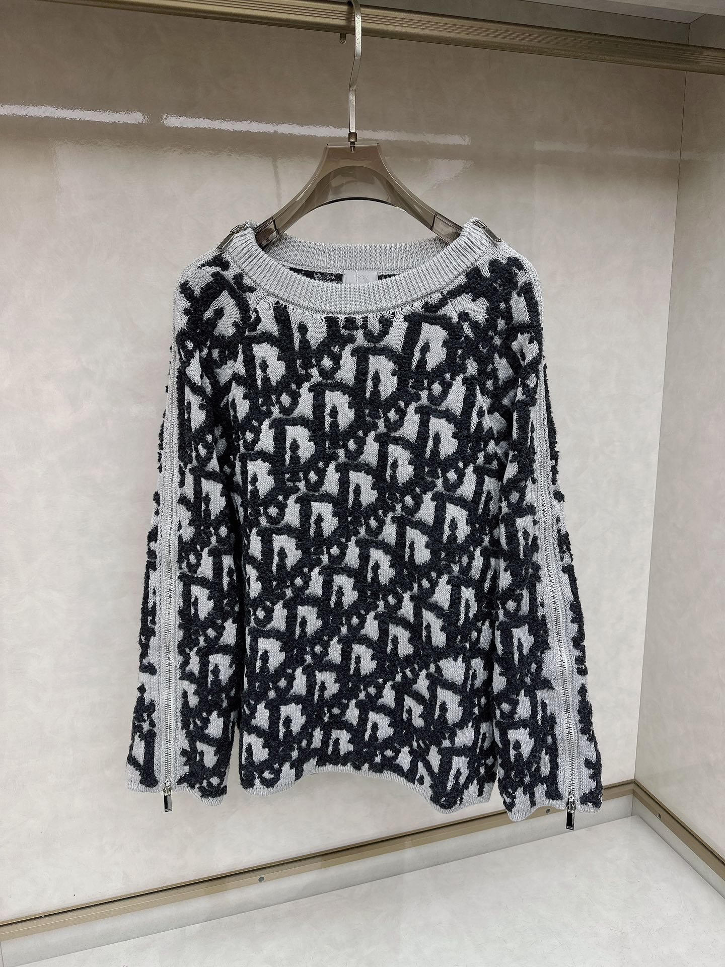 NO:627780,Dior, Dior D jacquard cardigan official website price 19950 The wool material is made of 50 wool 50 polyamide fiber 16-count double-ply blended yarn, and the inner part is combed compactly spun 40-count cotton yarn, which is dyed gray green and light blue on the board. The pattern yarn is first twisted into one yarn from 5 yarns, and the whole thing is made from a Japanese imported computer machine with separate cylinders and 3-color jacquard towel embroidery with a round neck and long sleeves. Specially processed two-sleeve zippers, special washing process, specific hardware three-label washing Size S-L,,dior,dior,alexander wang19860909Dior,迪奥 D字头提花开衫 官网价格19950 毛料采用采用50羊毛50聚酰胺纤维16支双股混纺纱,里部采用精梳紧密纺40支棉纱,对板定染灰绿色和浅蓝色.花型纱先由5条纱加捻拼成一条纱,全件由日本进口电脑机隔支圆筒3色提花毛巾绣加圆领尖夾长袖.特别加工两袖车拉链,特殊洗水工艺,特定五金三标水洗 尺码S-L,,dior,dior,alexander wang,Men's clothing