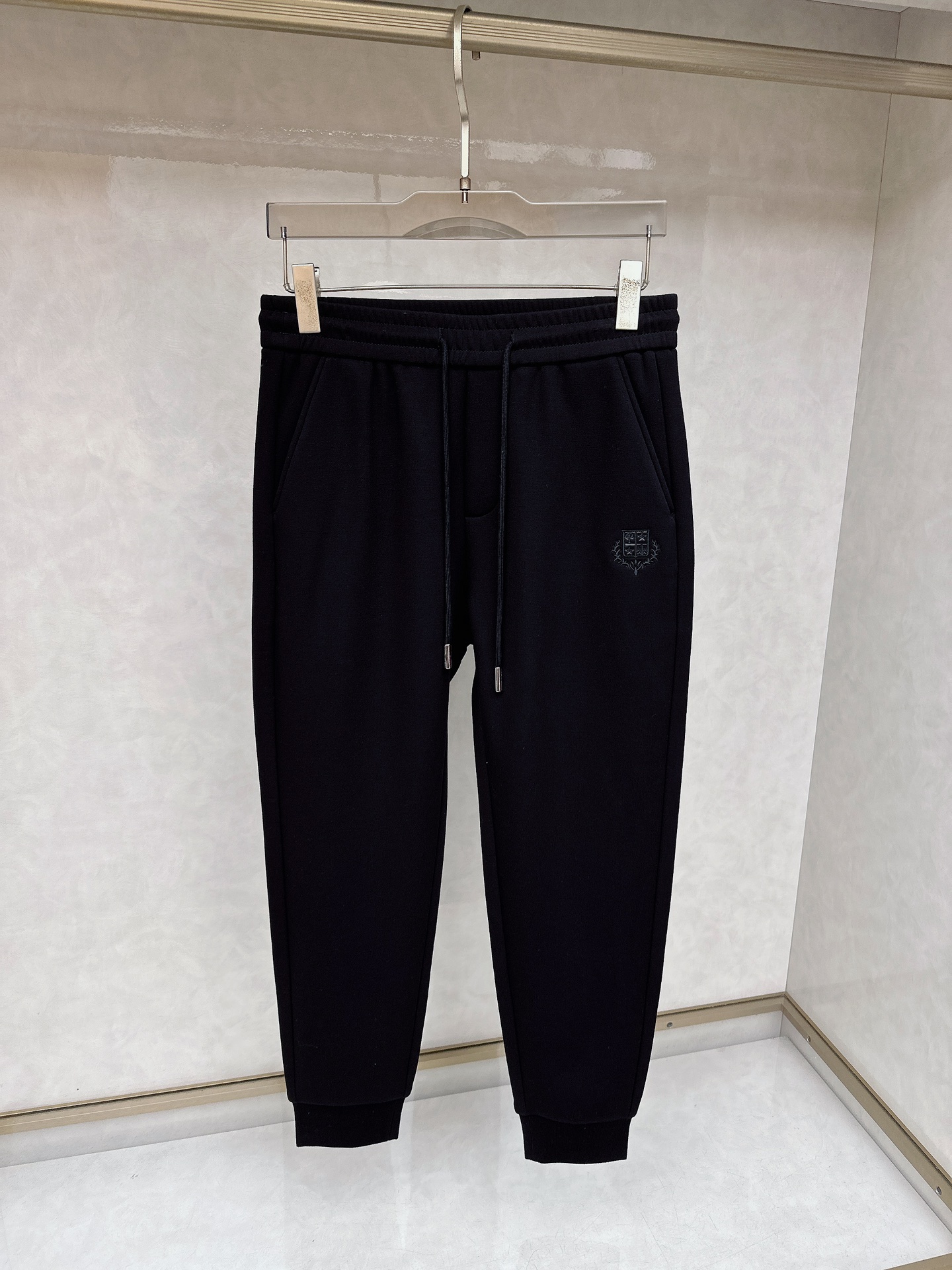 NO:627788,Nuo u Panya LP autumn and winter velvet casual pants, the old money style is strongly updated, and new styles are constantly coming!  !  !  High-end modal fabric, composite oli velvet fabric, warm winter weapon, latest logo  Men's casual, the overall fluffy and soft, very texture and style, the fit is extremely comfortable, not easy to pill, the wide feeling is also very good, the feel and touch are very skin-friendly and comfortable, the front side of the pocket is decorated with LP's exclusive letter embroidery logo, and the embroidery technology imported from Germany greatly enriches the sense of layering visually. With adjustable trouser ropes, the overall design is younger, more fashionable, and not comparable to ordinary market products. Size: M-3XL, loro  piana,alexander wang19860909诺u翩雅 LP秋冬加绒休闲裤,老钱风格强势上新,新款不断！！！高级莫代尔面料,面料复合奥利绒,寒冬保暖神器,最新Logo 男士休闲,整体蓬松柔软,非常显质感与款型感,着身更是无比舒适,不易起球挺阔感也是非常的赞,手感与触感都非常亲肤舒适,口袋前侧采用LP独家字母刺绣logo点缀,德国进口机器绣花机进行的刺绣工艺,视觉上更是极大地丰富了层次感,搭配调节裤绳,整体设计更年轻,更加时尚,非一般市场货可比. 码数: M-3XL,,loro piana,alexander wang,Men's clothing