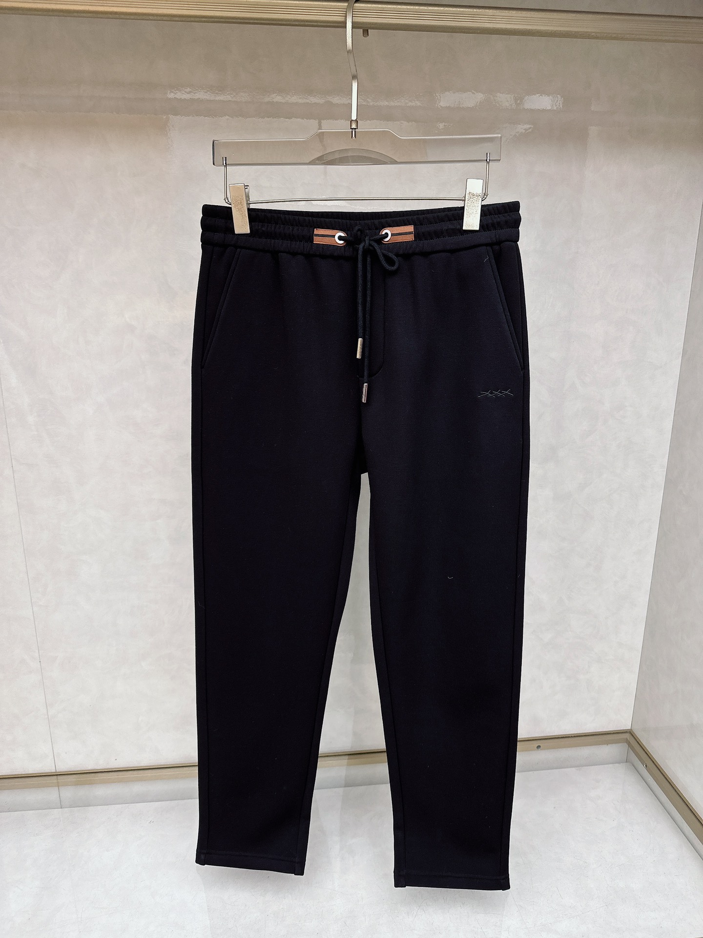 NO:627796,Ermenegildo Zegna's autumn and winter velvet casual pants, the old money style is strong and new, and there are new styles constantly!  !  !  High-grade modal fabric, composite oli velvet fabric, warm winter artifact, latest logo  Men's casual, the overall fluffy and soft, very texture and style, the fit is extremely comfortable, not easy to pill, the wide feeling is also very good, the feel and touch are very skin-friendly and comfortable, the front side of the pocket is decorated with LP's exclusive letter embroidery logo, and the embroidery technology imported from Germany greatly enriches the sense of layering visually. With adjustable trouser ropes, the overall design is younger, more fashionable, and not comparable to ordinary market products. Size: M-3XL, loro  piana,zegna,alexander wang19860909杰尼亚 秋冬加绒休闲裤,老钱风格强势上新,新款不断！！！高级莫代尔面料,面料复合奥利绒,寒冬保暖神器,最新Logo 男士休闲,整体蓬松柔软,非常显质感与款型感,着身更是无比舒适,不易起球挺阔感也是非常的赞,手感与触感都非常亲肤舒适,口袋前侧采用LP独家字母刺绣logo点缀,德国进口机器绣花机进行的刺绣工艺,视觉上更是极大地丰富了层次感,搭配调节裤绳,整体设计更年轻,更加时尚,非一般市场货可比. 码数: M-3XL,,loro piana,zegna,alexander wang,Men's clothing