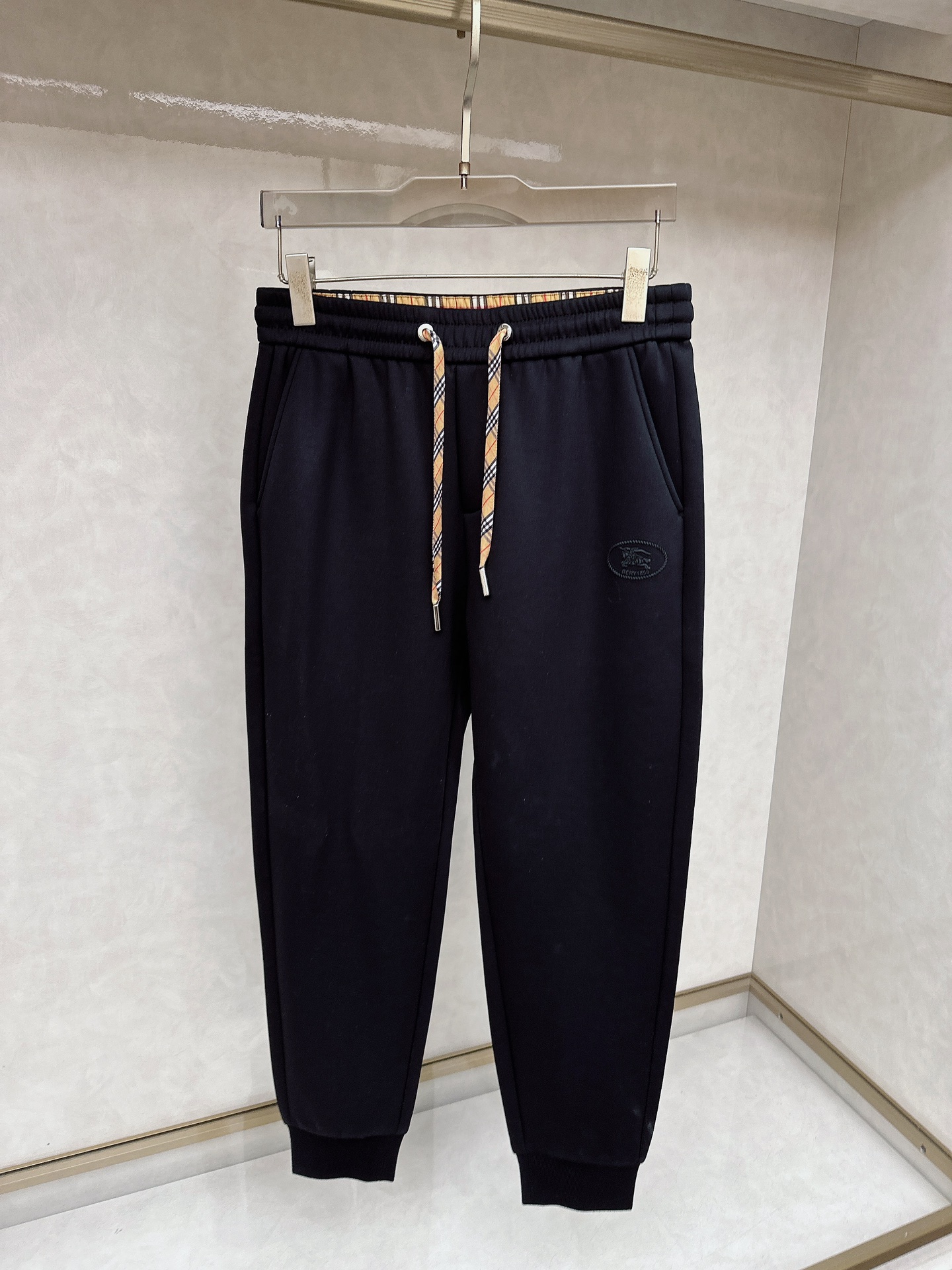 NO:627804,Burberry, 2025 autumn and winter casual pants, available at the same time, original order, fashionable casual pants, imported original fabrics, the bottom of the fabric has fleece, strong warmth retention, comfortable upper body, top-notch embroidery crafts letter pattern logo, original hardware accessories decoration, extremely high grade, comfortable and versatile, and the upper body is very handsome!  Size: M-3XL,,burberry,burberry,alexander wang19860909Burberry 巴宝莉,2025秋冬休闲裤,同步有售,原单狠货,时尚休闲裤,进口原版面料,面料底部有抓毛,保暖性强,上身舒适,顶级刺绣工艺字母图案logo,原版五金辅料装饰,档次极高,舒适百搭,上身帅气十足！ 码数: M-3XL,,burberry,burberry,alexander wang,Men's clothing