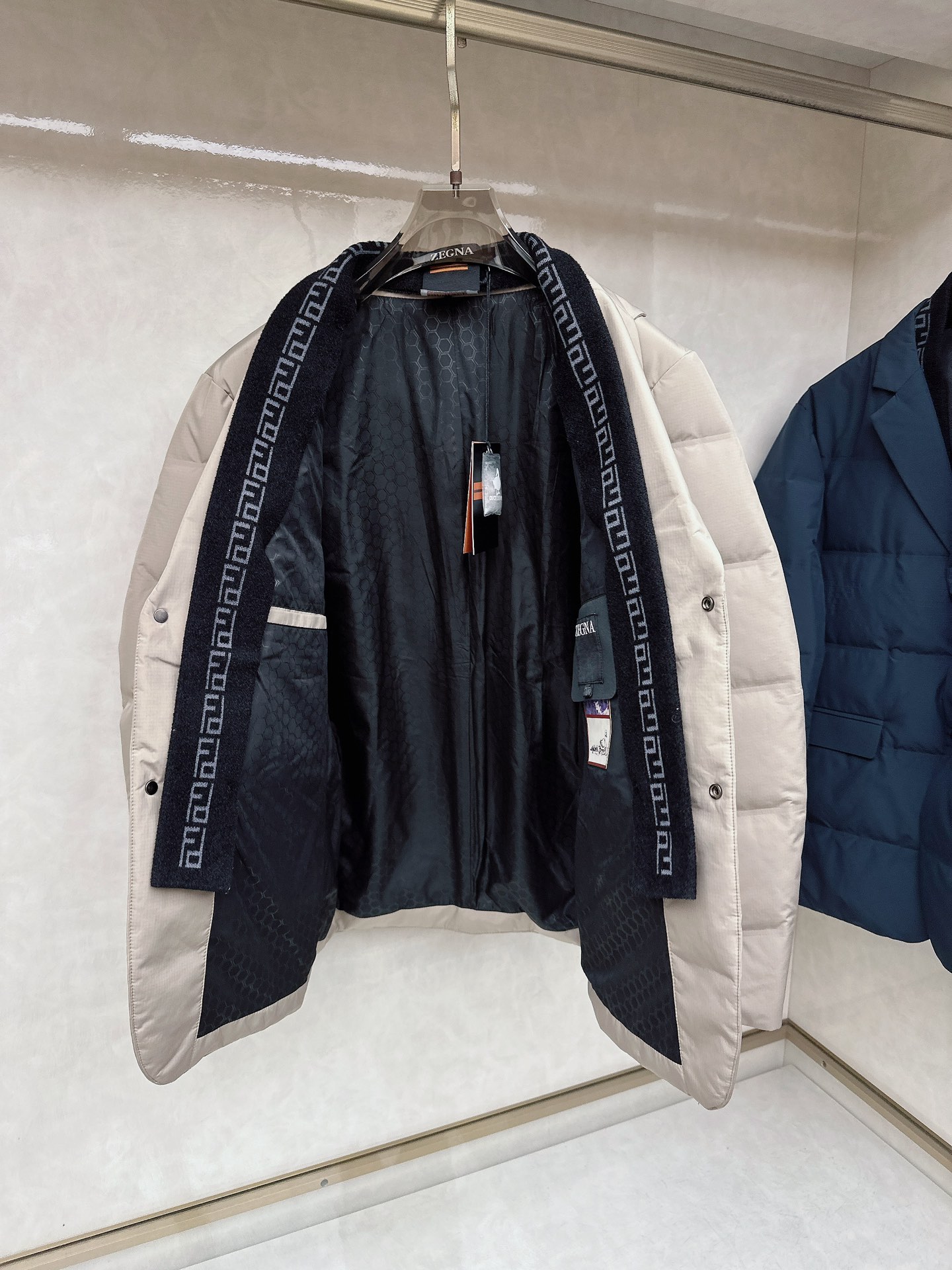 Ermenegildo Zeg*a杰尼亚 2025新款羽绒服，衣领可拆，秀场新品，品相非常完美，高科技防