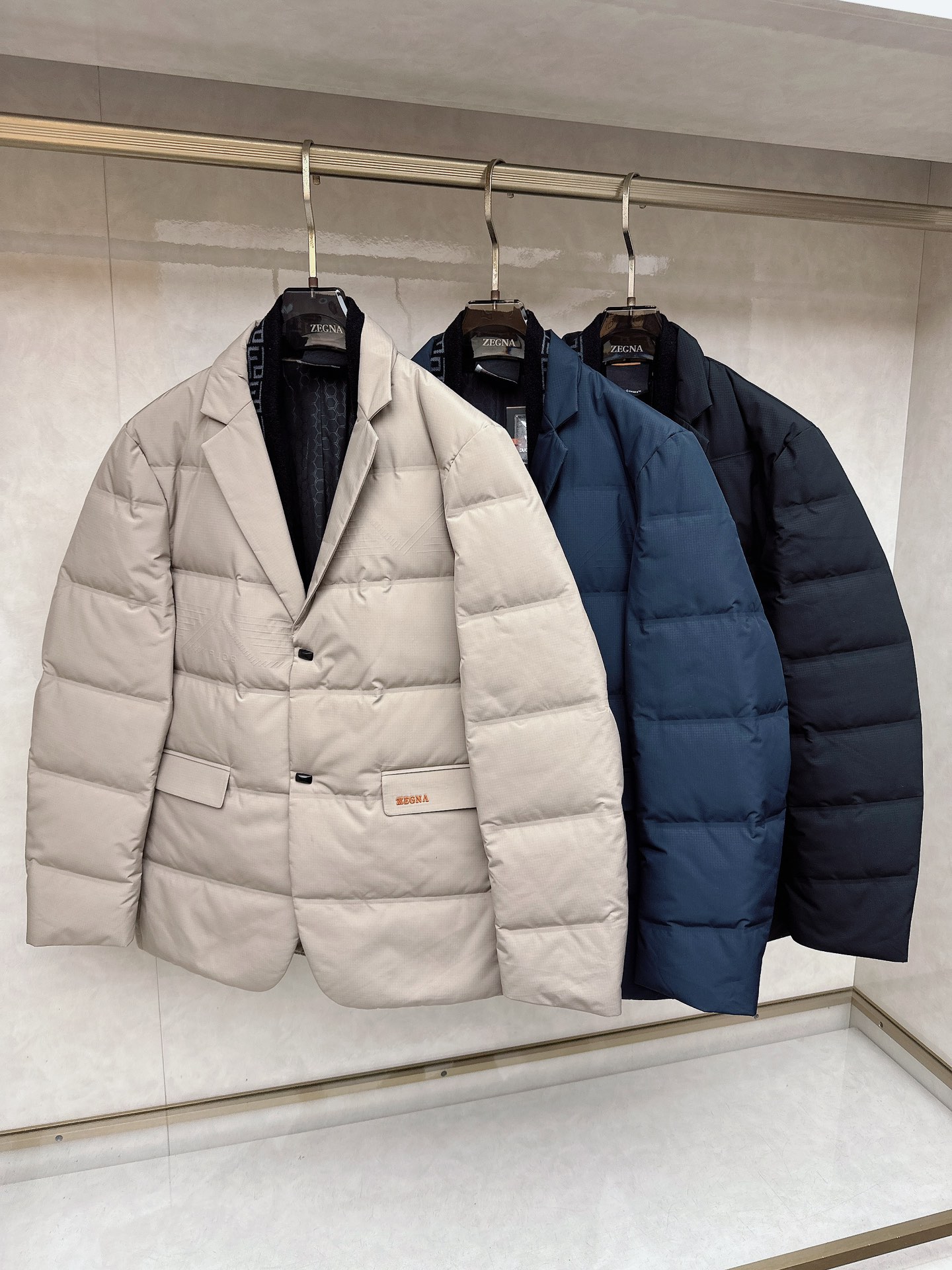 NO:627812,Ermenegildo Zeg*a Zegna 2025 new down jacket, with detachable collar, new to the show, perfect condition, high-tech waterproof fabric, white duck down filling inside, comfortable and warm, full and attractive color, very outstanding design, easily upgrade the fashion sense, extremely elegant and rigorous workmanship, neat and meticulous wiring!  A masterpiece from a famous designer!  The upper body does not look bloated and is super handsome!  Counter size: M-3XL,,zegna,down jacket,alexander wang19860909Ermenegildo Zeg*a杰尼亚 2025新款羽绒服,衣领可拆,秀场新品,品相非常完美,高科技防水面料,内里白鸭绒填充,舒适保暖,色泽饱满诱人,非常出彩的设计,轻松将时髦感进阶,做工极为考究严谨,走线工整细致！大牌设计师巨作！上身不显臃肿、超级帅气！柜台码数: M-3XL,,zegna,down jacket,alexander wang,Men's clothing