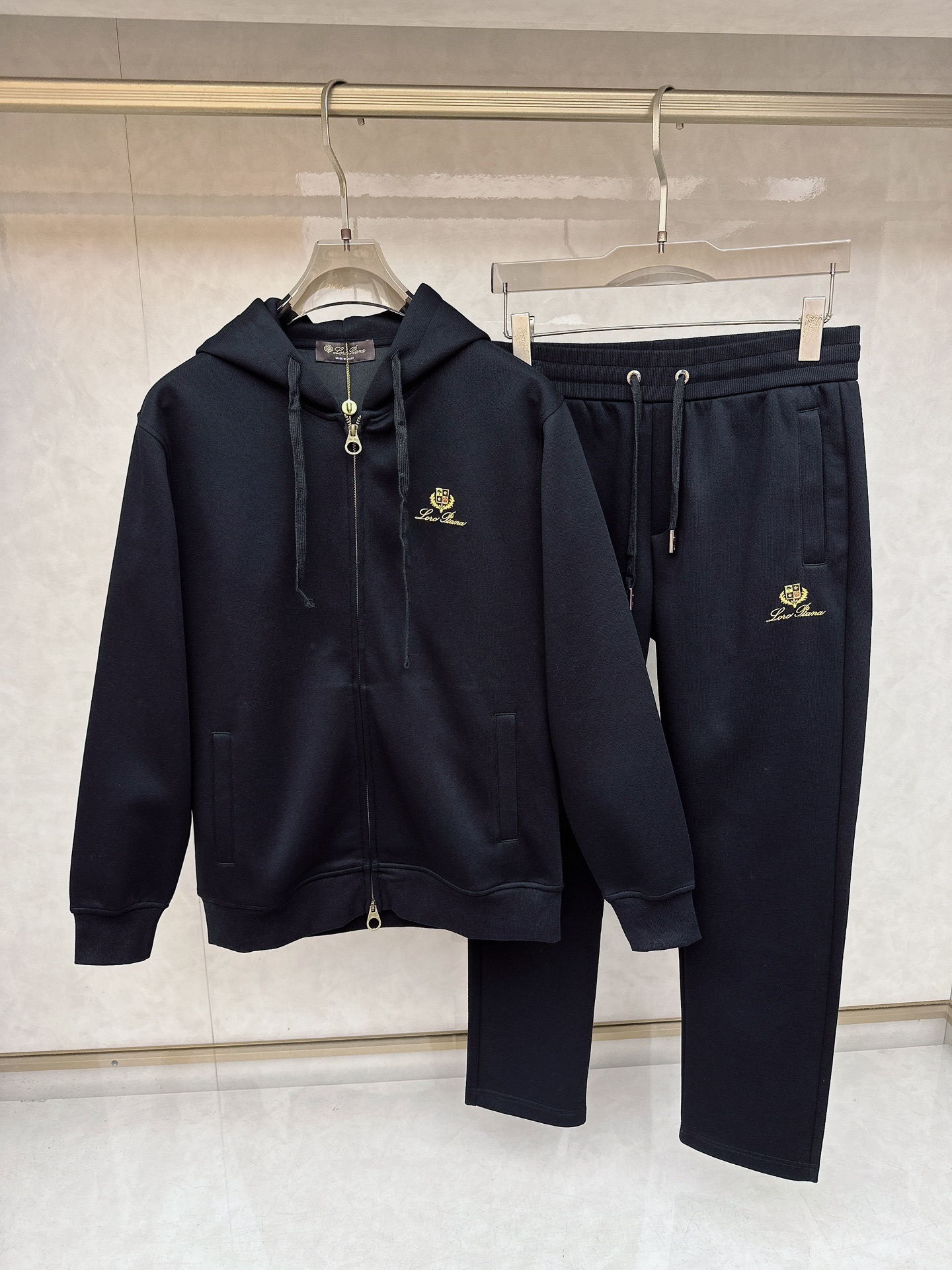 NO:627826,LP's latest top-quality sports and leisure suit, complete with three standards!  The details are perfect and exquisite, and the workmanship is impeccable!  The latest original precision embroidery is very exquisite and high-end, using super soft one-piece knitted fabric, which feels very smooth and comfortable. The fabric is stiff, wrinkle-resistant and wear-resistant, moisture-absorbent, quick-drying and breathable. The original metal hardware accessories. The upper body is neat and stylish, regular fit. Black, navy blue, size M, L, XL, 2XL, 3XL.,, loro piana, alexander wang19860909LP 顶级品质最新同款运动休闲套装,三标齐全！细节完美精致,做工无可挑剔！最新原版精密刺绣非常精致高档,采用超柔软一体织针织面料,手感非常柔顺舒适,面料挺括抗皱耐磨,吸湿速干透气,原版金属五金辅料.上身利落有型,常规版型. 黑色,藏青色, 码数M,L,XL,2XL,3XL.,,loro piana,alexander wang,Men's clothing