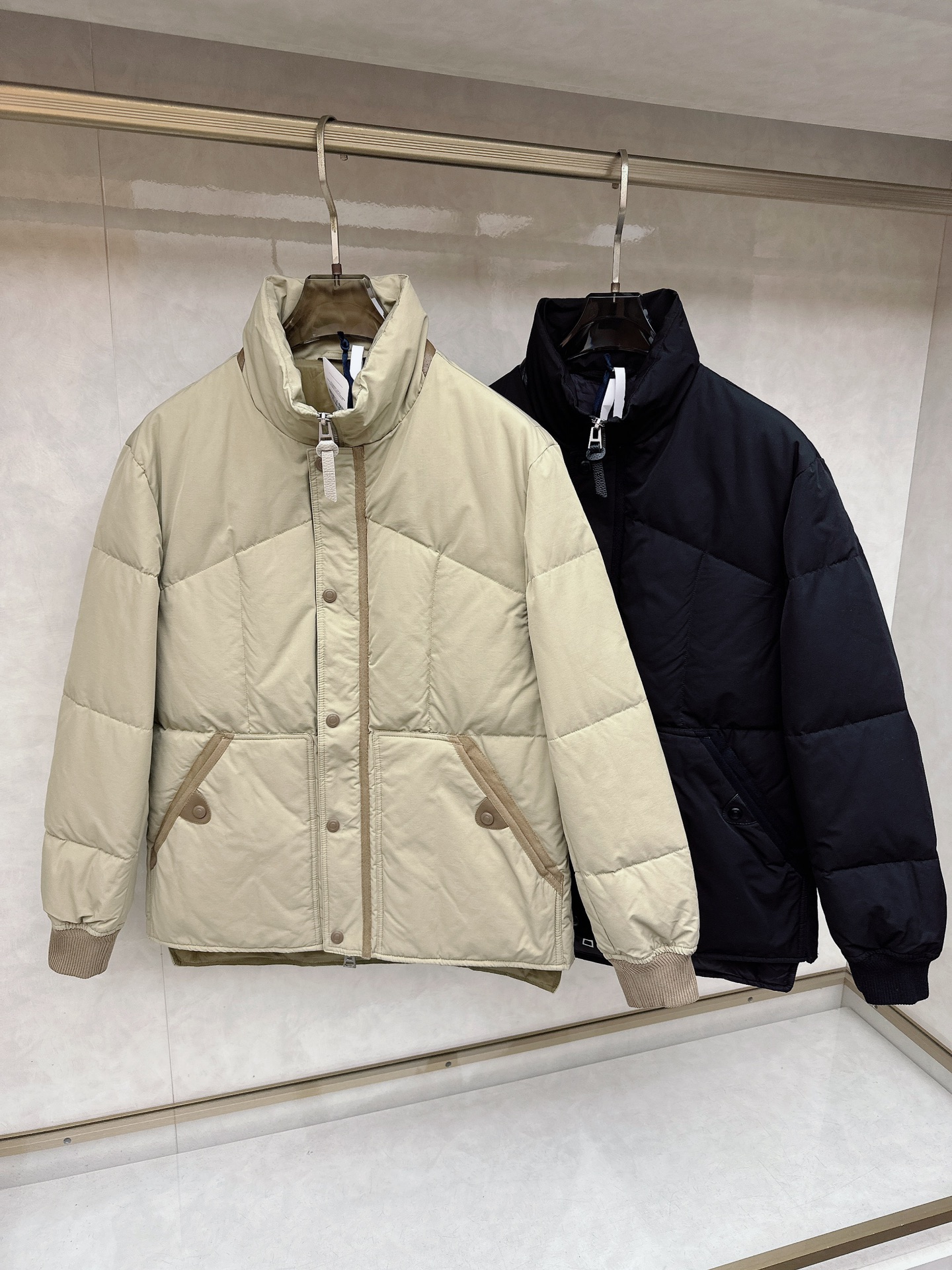 NO:627833,Tom Ford 25fw new stand-up collar TF top luxury designer, ultra-fine and ultra-soft yarn, lightweight and tough. Ultra-fine suede, skin-friendly to the touch, high-end luxury value. The placket is stitched with leather strips, and the back collar is molded and stamped with oil-edged genuine leather, and the details are also exciting.  The entire quilted piece is made of ultra-complex craftsmanship and is filled with high-loft 90 white duck down. The uniform down content makes the fluffy and full, and has good thermal insulation and temperature locking properties. The overall style is simple and clean, but without losing the luxury charm of the brand. The loose tailoring brings a sense of leisure, and the stand-up collar design can protect your neck to the extreme and ensure that cold wind does not invade. Size 48-56 (M-3XL),, tom ford, tom ford, alexander wang19860909Tom Ford 25fw新款立领 TF顶级高奢设计师,纱织超细超柔,轻量化而有韧性. 超细腻绒面,手感皮肤般亲肤,高级奢华价值感. 门襟拼皮条 , 后领开模冲压油边真皮,细节亦精彩. 整件超复杂工艺的绗,高蓬松90白鸭绒填充,均匀的充绒含量使蓬松饱满,具有良好的保暖锁温性能.整体风格简洁干净,但又不失品牌的奢华魅力.宽松的剪裁带来休闲感,而立领设计则能极致呵护您的颈部,确保冷风不侵入. 码数48-56（M-3XL）,,tom ford,tom ford,alexander wang,Men's clothing