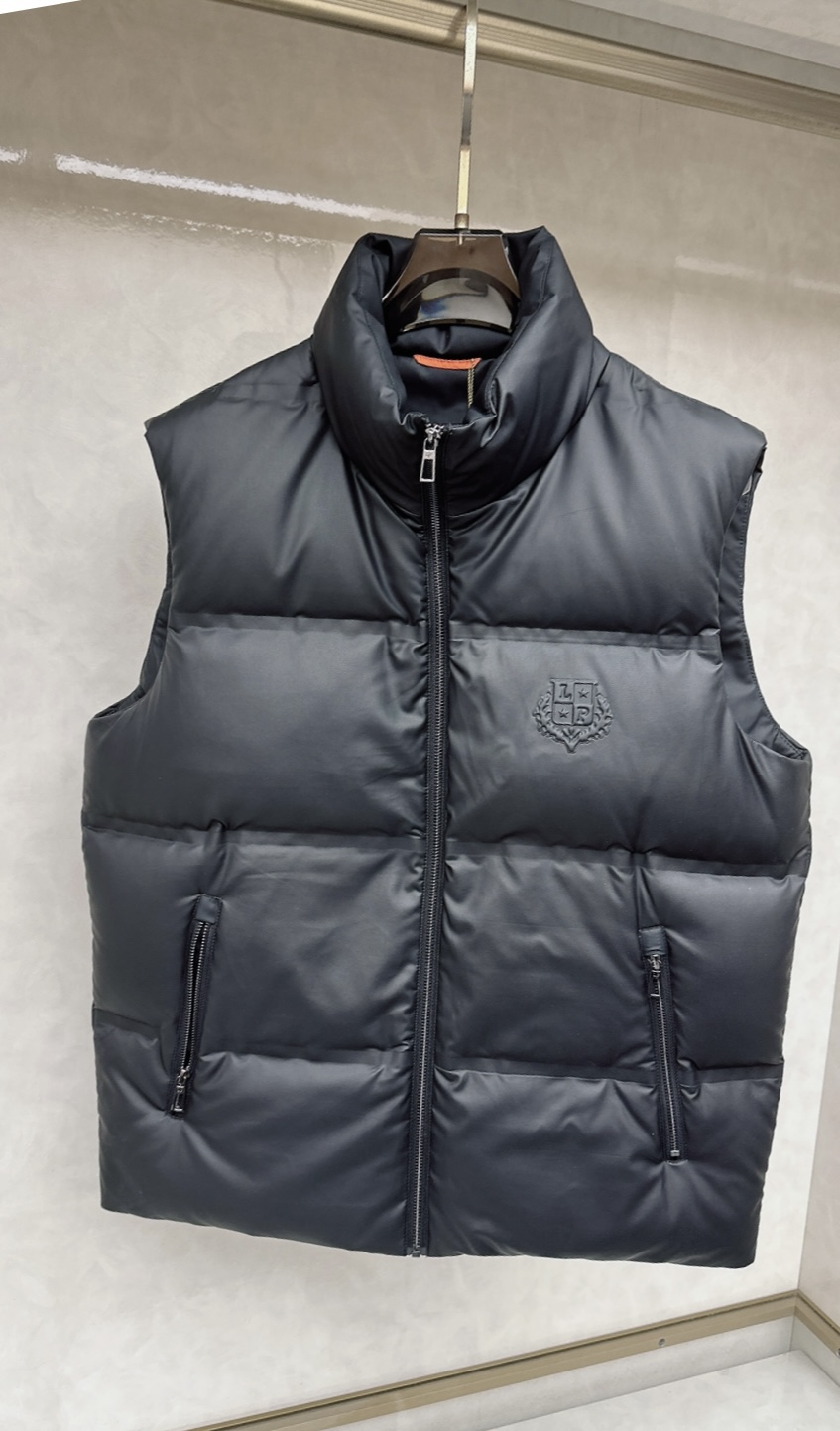 NO:627841,LP Nuoyoupanya 25 autumn and winter men's fashionable down jacket vest, light luxury fashion casual style, light, warm and soft!  The low-key series is fashionable and versatile, just stylish!  Hong Kong trade order model, a super fairy item!  As a brand that everyone must look up to, their control over the supply of goods is unsurprisingly strict. It is a very cool, light and elegant down jacket with a more attractive logo badge; a small hood design, functional diagonal pockets on both sides, and a very textured original lacquered four-button buckle, which easily demonstrates the brand recognition and super specifications and performance, and the upper body is absolutely eye-catching!  !  !  The overall material is also super durable!  Made of fabrics imported from Italy, it has the high-end feel of a century-old brand. 90 white duck down is quilted all over the body and is filled with full down and very fluffy. If you have any questions, you can disassemble it for inspection. The down filling is extremely high, the shape is perfect, fashionable and not bloated. It interprets the simple aesthetic style of the series. The upper body is light and warm, and has perfect cold protection effect! ! A high-street luxury product with both appearance and performance online at the same time, a super heavyweight that will definitely hit the street. Size M-3xL, loro  piana,down jacket,hats,alexander wang19860909LP 诺悠翩雅 25秋冬男士时尚羽绒服马甲  轻奢时尚休闲风格,轻盈保暖柔软！低调系列时尚百搭,就是有型！香港贸易订单款,超级种草的神仙单品！作为大家都要仰视的品牌,他们对货源的把控也毫无悬念的严格,非常酷炫轻盈飘逸羽绒服 更具魅力感Logo徽章；小连帽设计,两侧功能性斜插的口袋,很有质感的原漆原版四合扣,轻松的彰显品牌辨识度跟超强规格性能,上身绝对超级惹眼！！！整体的材质也是超级能打！采用意大利进口面料打造,具有百年品牌的高端触感 90白鸭绒 满身横线绗缝充绒饱满,蓬松感十 如有疑问,可拆开检验,充绒量极高,版型完美,时尚不臃肿,演绎系列的简约美学风格,上身效果轻盈保暖,御寒效果满分! !一款颜值跟性能同步在线的高街奢物,绝对炸街的超级重磅 码数 M-3xL,,loro piana,down jacket,hats,alexander wang,Men's clothing