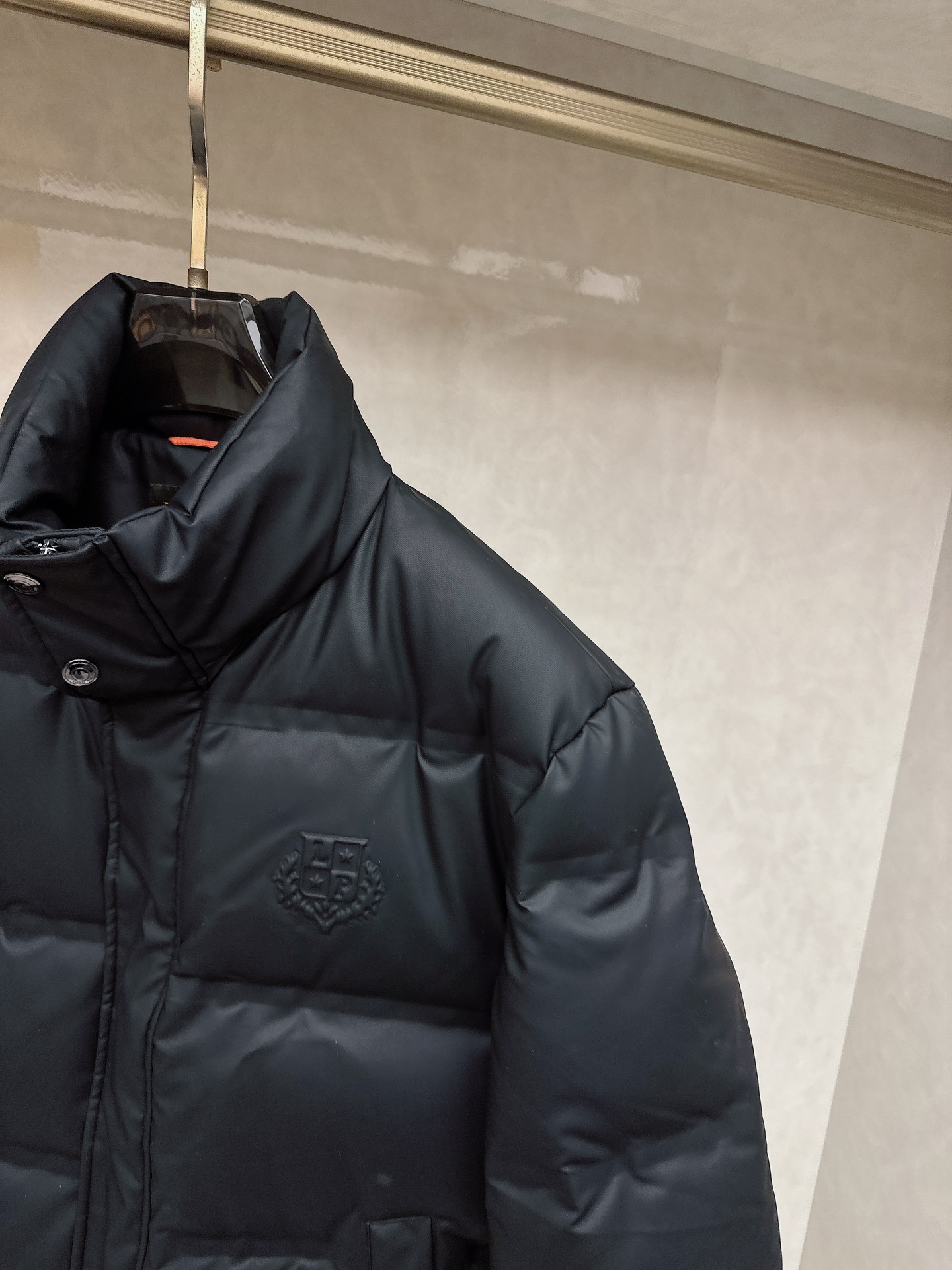 lP🆕 秋冬款男士原单羽绒服！贵族血统 蓬松感十足 御寒神器 高端顶尖一线成衣，整件衣服采 用手重工艺设