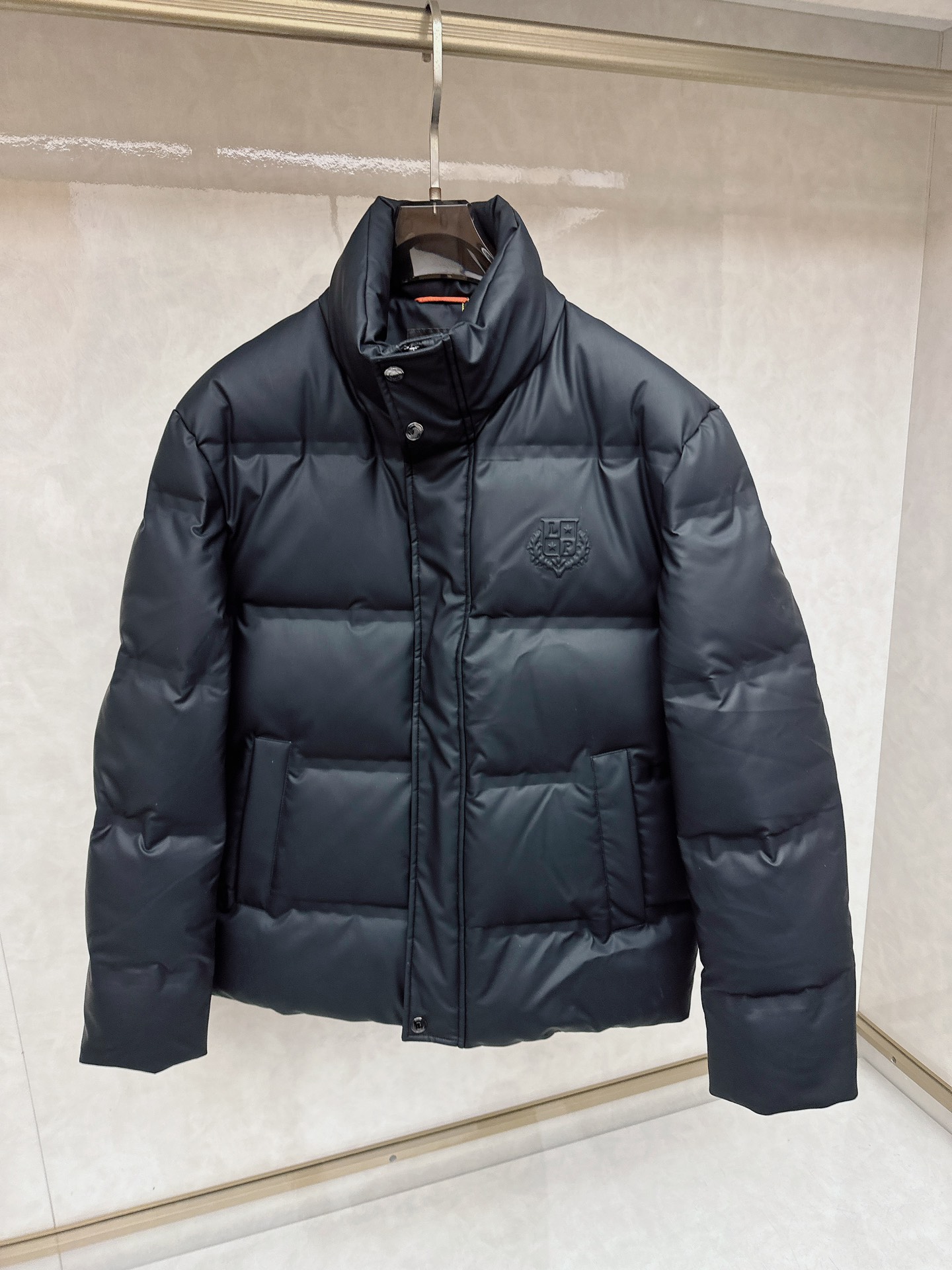 NO:627848,LP autumn and winter men's original single down jacket!  Aristocratic lineage, full of fluffiness, cold-resistant artifact, high-end top-notch ready-to-wear, the whole piece of clothing is designed with hand-heavy craftsmanship and incorporates fashion design elements. It is not dominated by functionality. It is a practical model for high street wear. The filling is imported high-grade selected 90 white duck down feathers, which are high in weight and thick, and have excellent quick-heating and heat-concentrating warmth retention effects. It gathers traditional craft symbol pieces,  It also gives the new season fashion vitality and fashion aesthetic value, and has a both solemn and harmonious style. It is the first choice for urban elite men. Sizes M-3xL, loro piana, down jacket, alexander wang19860909LP 秋冬款男士原单羽绒服！贵族血统 蓬松感十足 御寒神器 高端顶尖一线成衣,整件衣服采 用手重工艺设计 融入了时装的设计元素,不以功 能性为主导,高街实穿款.填充物为进口高级甄选90白鸭绒羽毛,高克重厚实,速热以及聚温保暖效果极好.聚集了传统工艺 符号片, 并赋予了新一季时尚活力和时装美学价值,亦庄亦谐的风格,都市精英男士首选. 尺码M-3xL,,loro piana,down jacket,alexander wang,Men's clothing