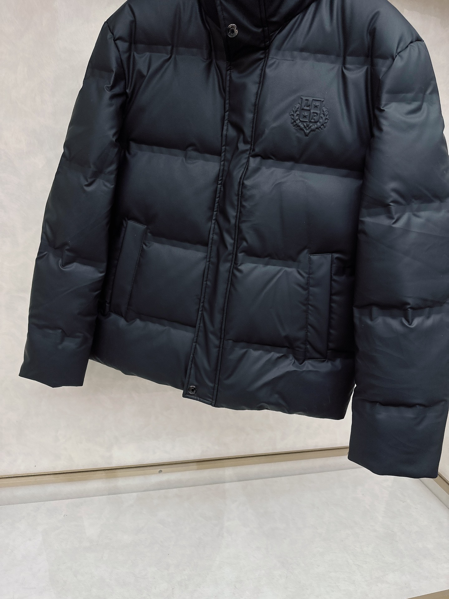 lP🆕 秋冬款男士原单羽绒服！贵族血统 蓬松感十足 御寒神器 高端顶尖一线成衣，整件衣服采 用手重工艺设