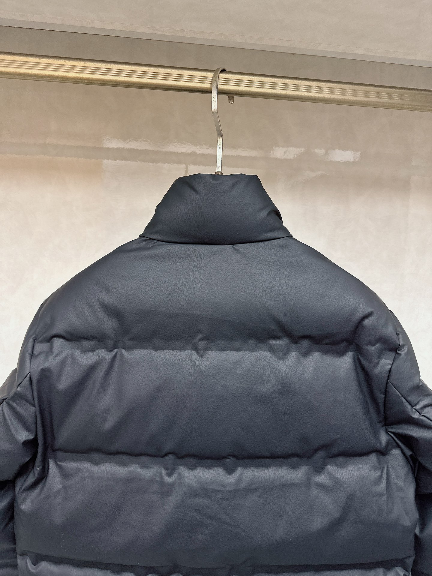 lP🆕 秋冬款男士原单羽绒服！贵族血统 蓬松感十足 御寒神器 高端顶尖一线成衣，整件衣服采 用手重工艺设