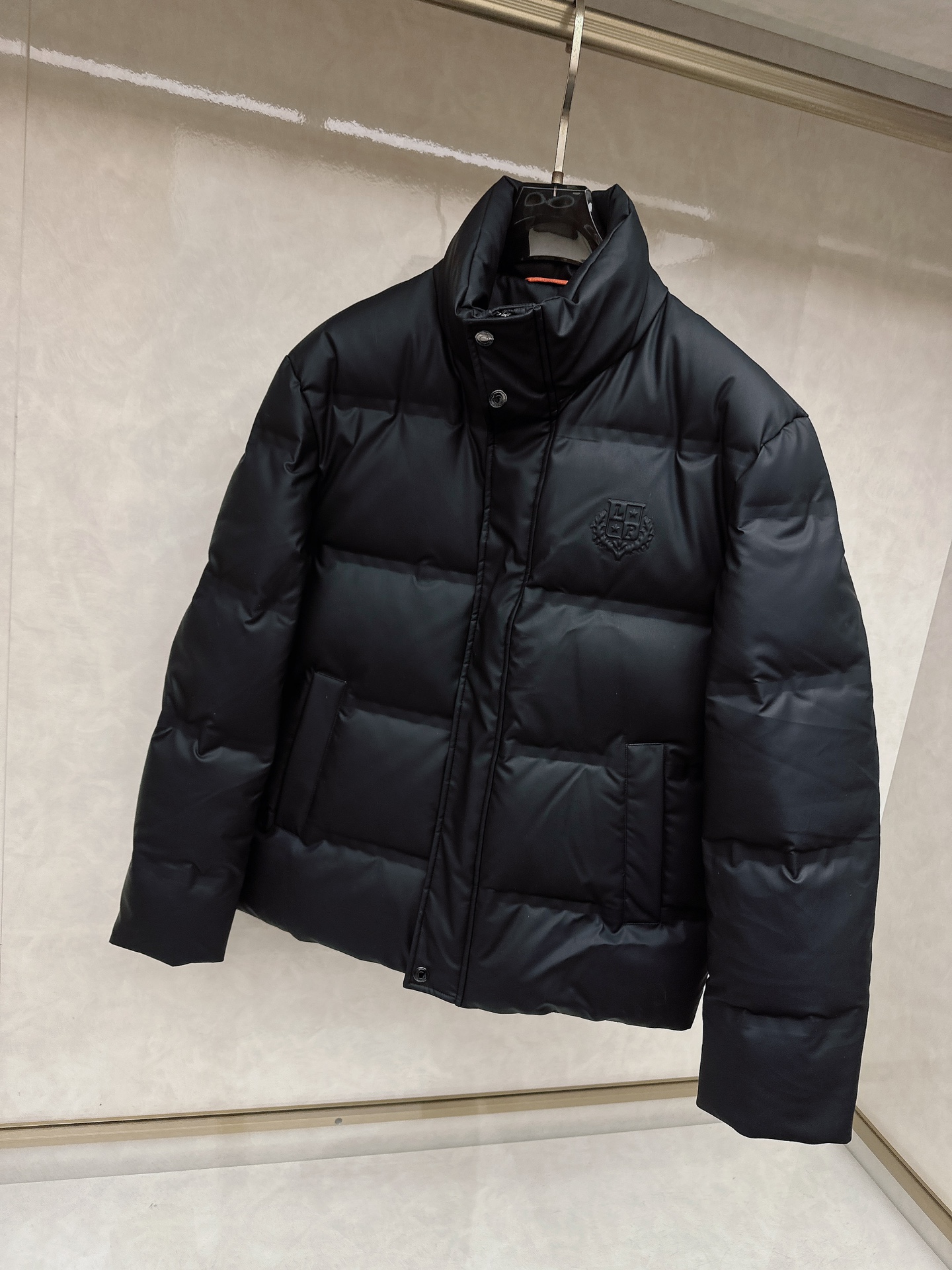 lP🆕 秋冬款男士原单羽绒服！贵族血统 蓬松感十足 御寒神器 高端顶尖一线成衣，整件衣服采 用手重工艺设