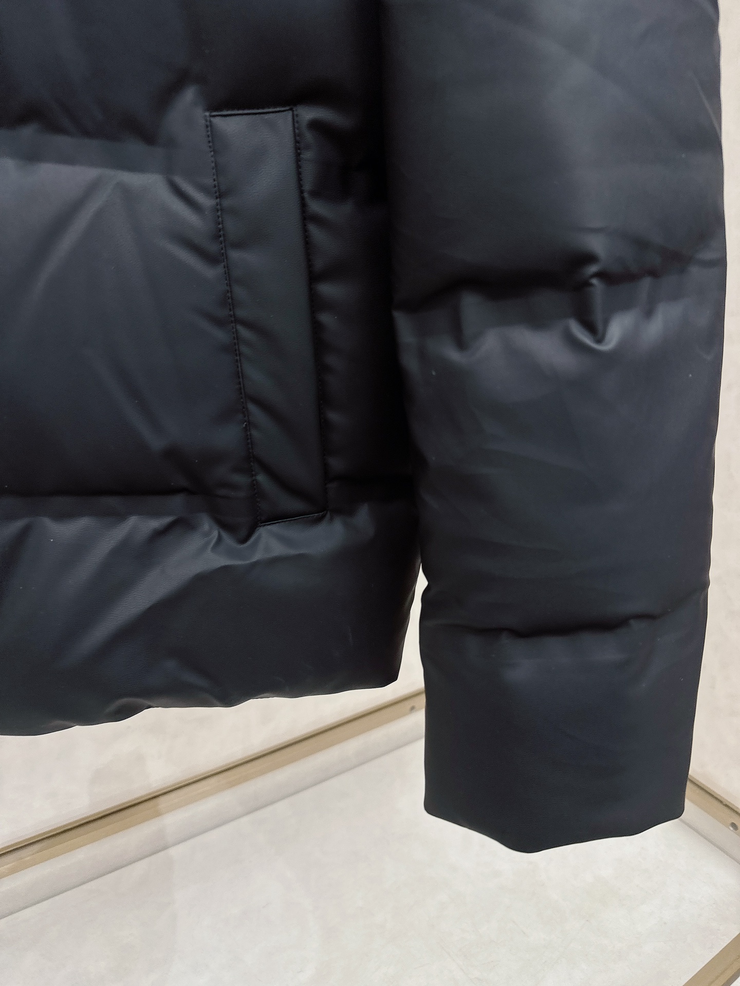 lP🆕 秋冬款男士原单羽绒服！贵族血统 蓬松感十足 御寒神器 高端顶尖一线成衣，整件衣服采 用手重工艺设